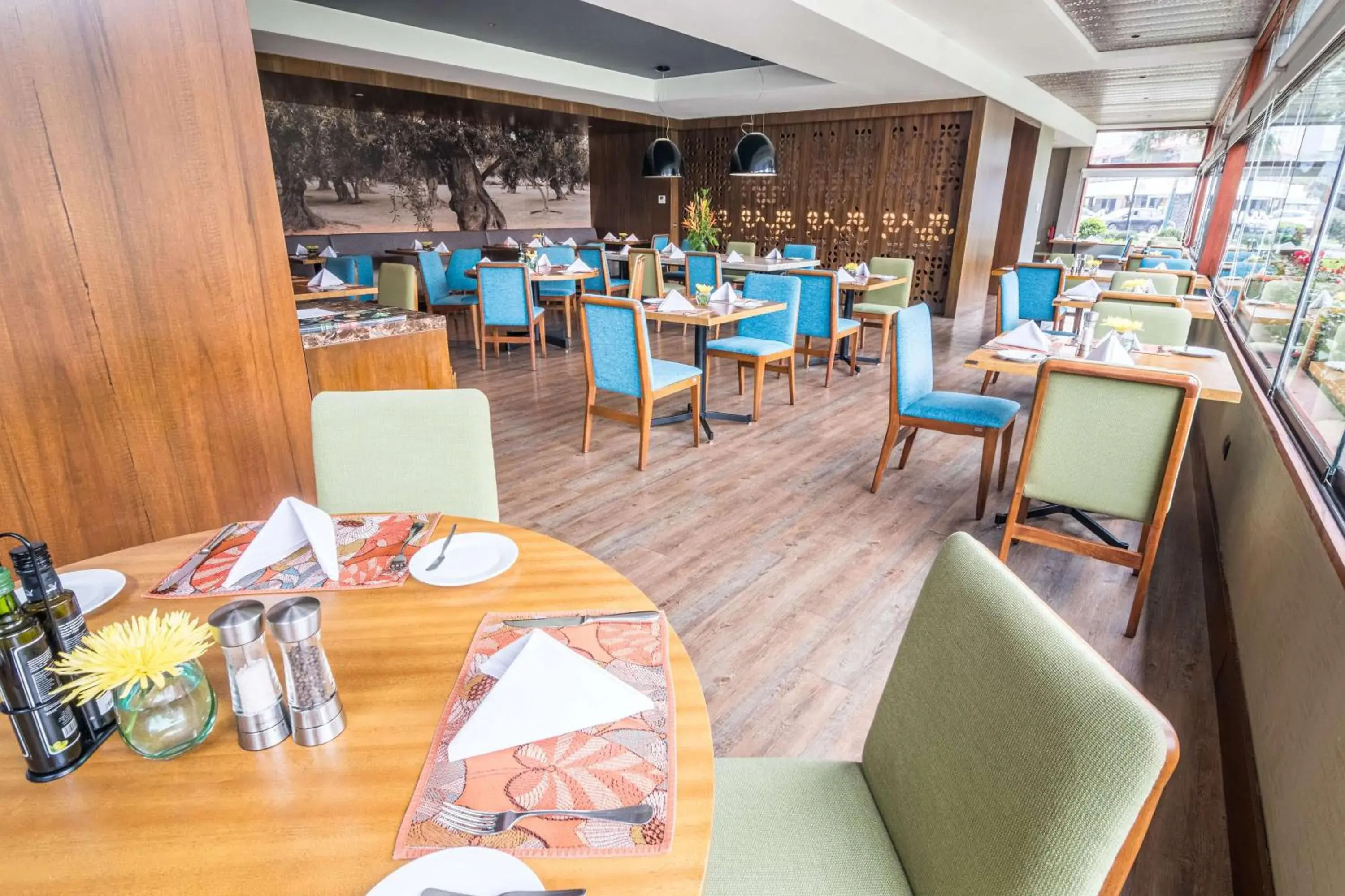 Restaurant/places to eat in Sonesta Hotel El Olivar Restaurant/places to eat in Sonesta Hotel El Olivar