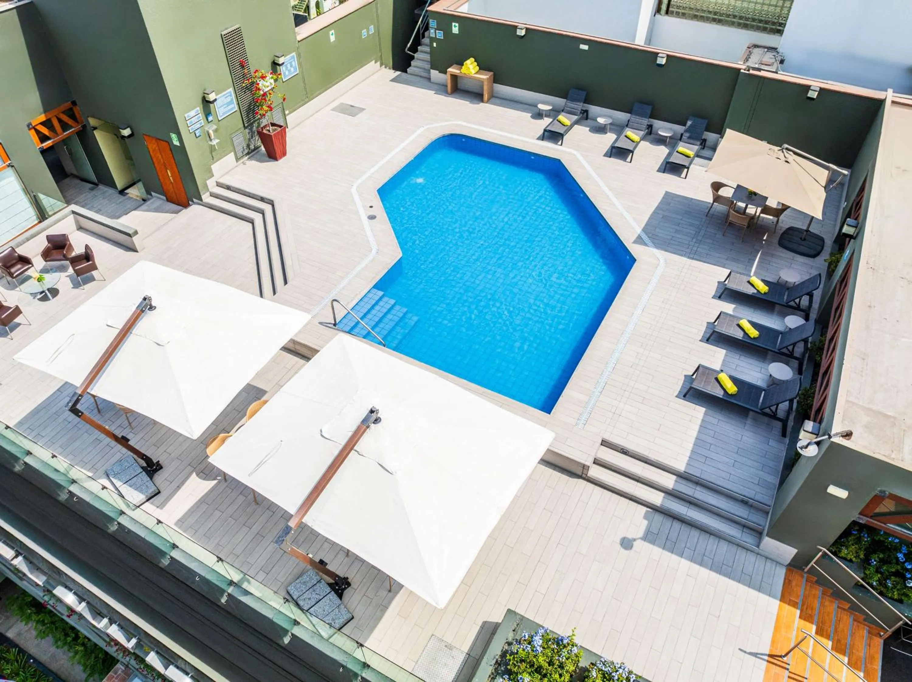 Pool view in Sonesta Hotel El Olivar