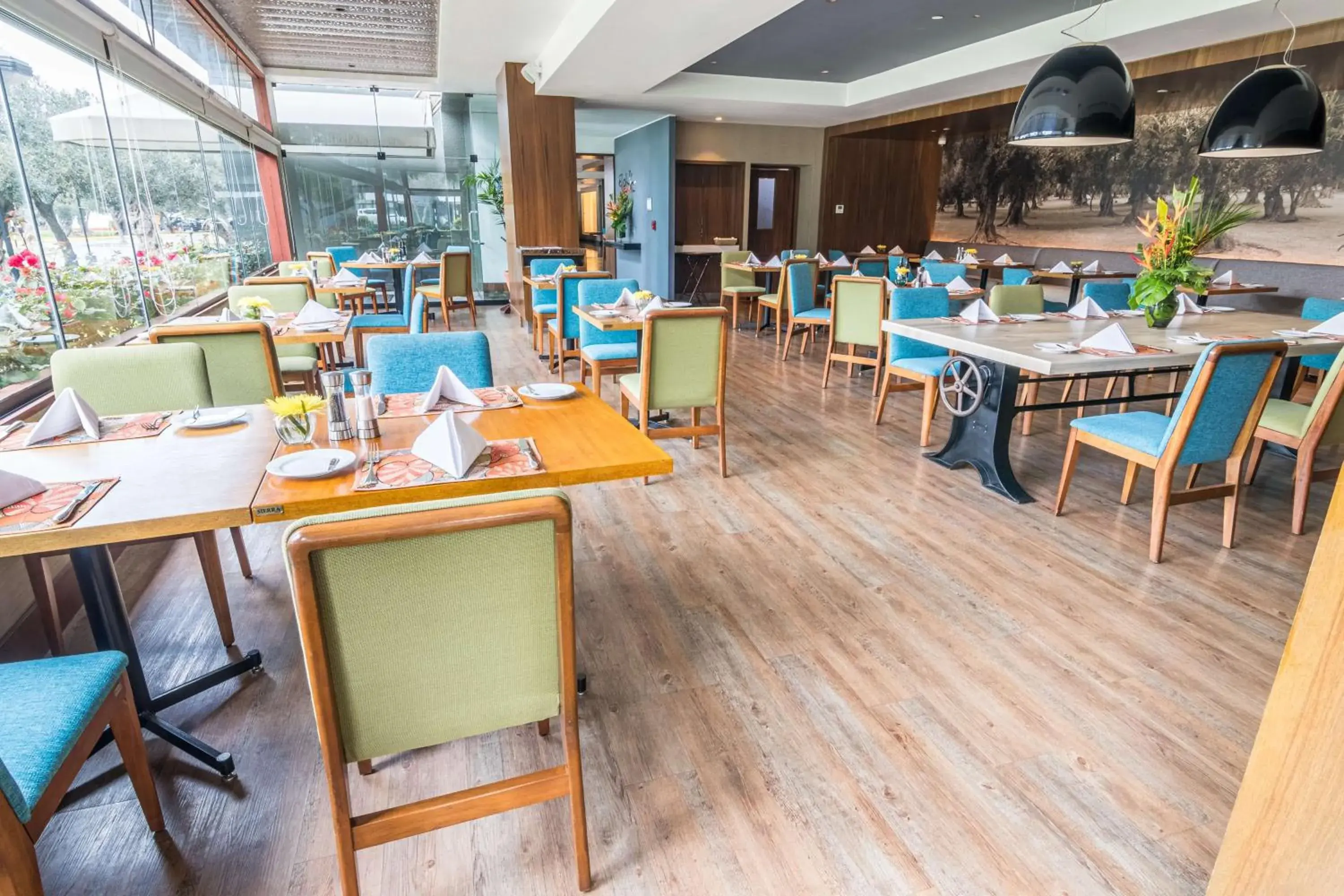 Restaurant/places to eat in Sonesta Hotel El Olivar Restaurant/places to eat in Sonesta Hotel El Olivar