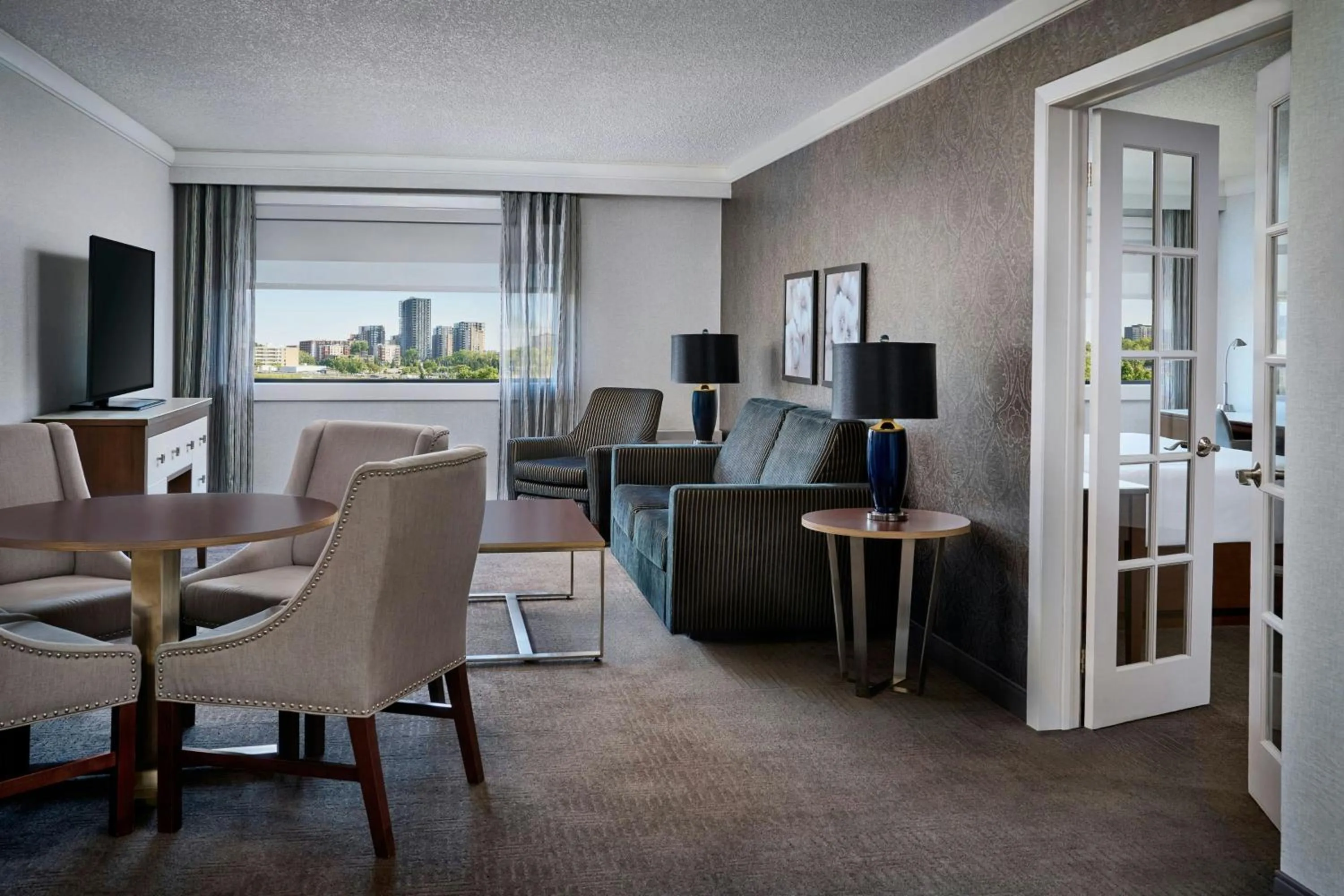 Living room in Sheraton Laval Hotel