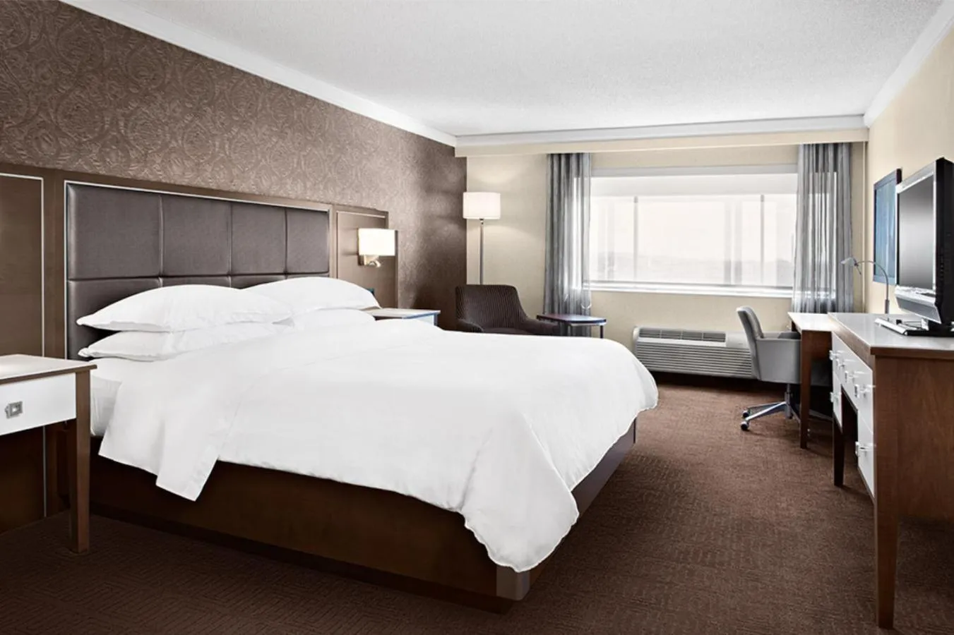 Bed in Sheraton Laval Hotel