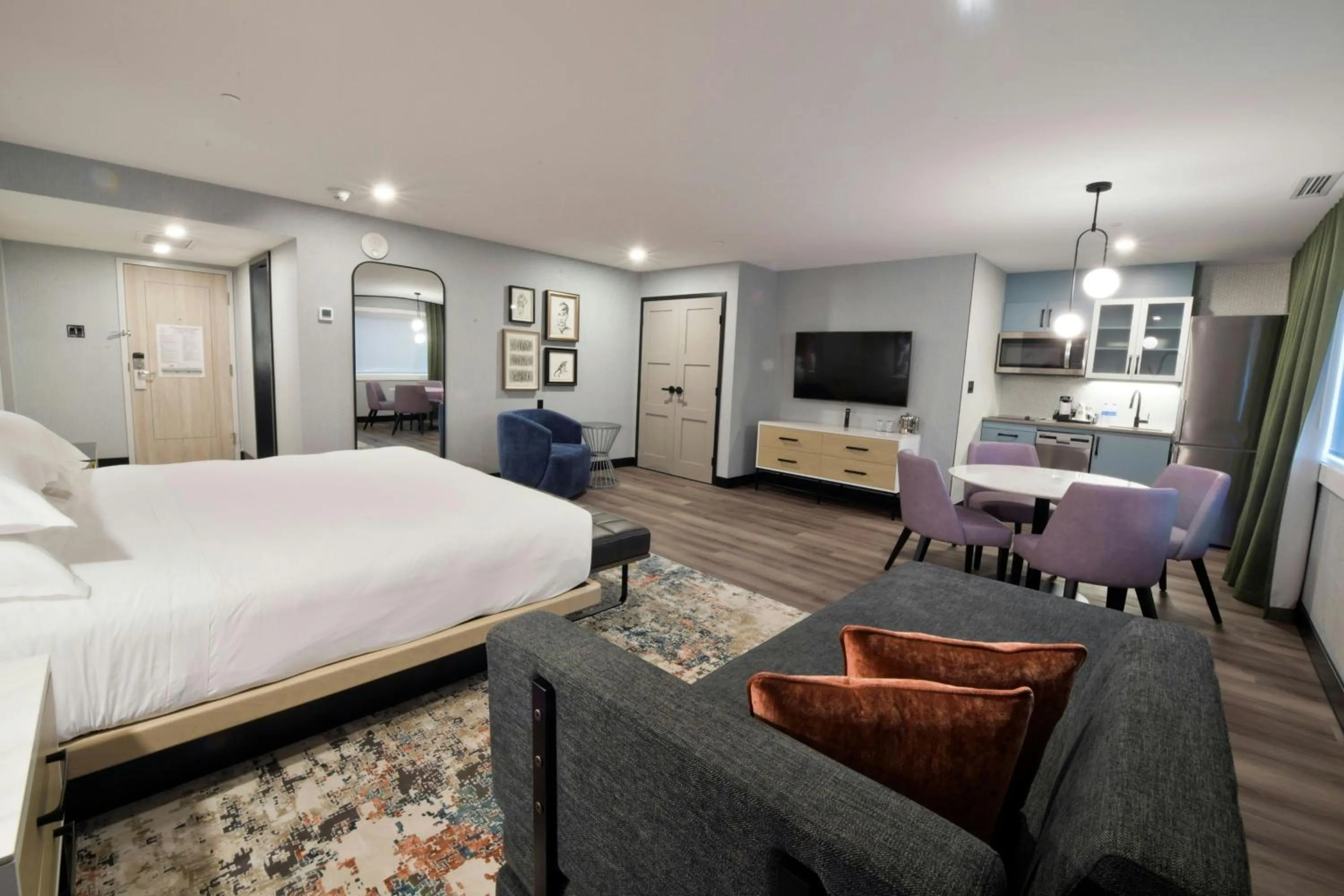 Photo of the whole room, Bed in Sheraton Laval Hotel