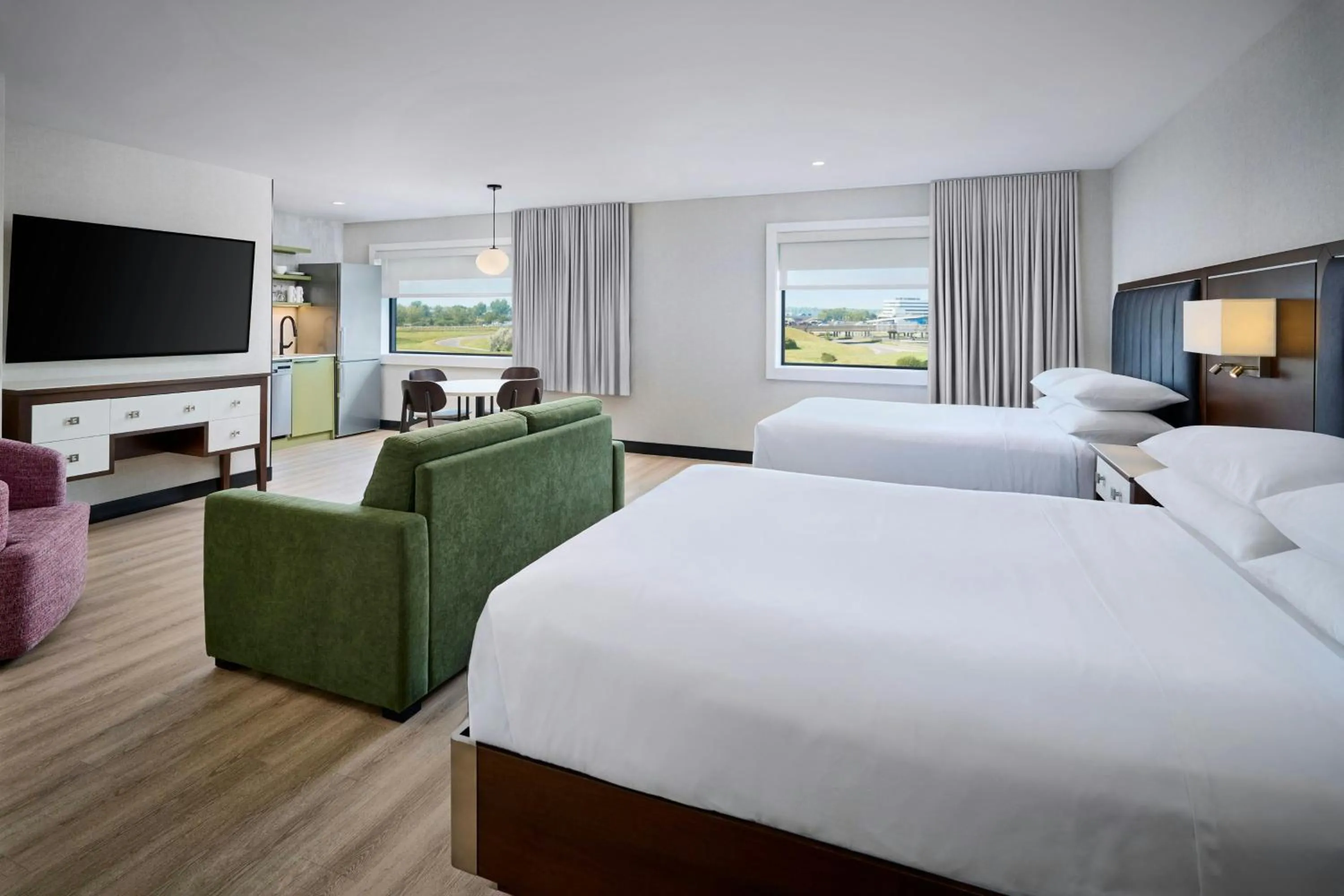 Photo of the whole room, Bed in Sheraton Laval Hotel