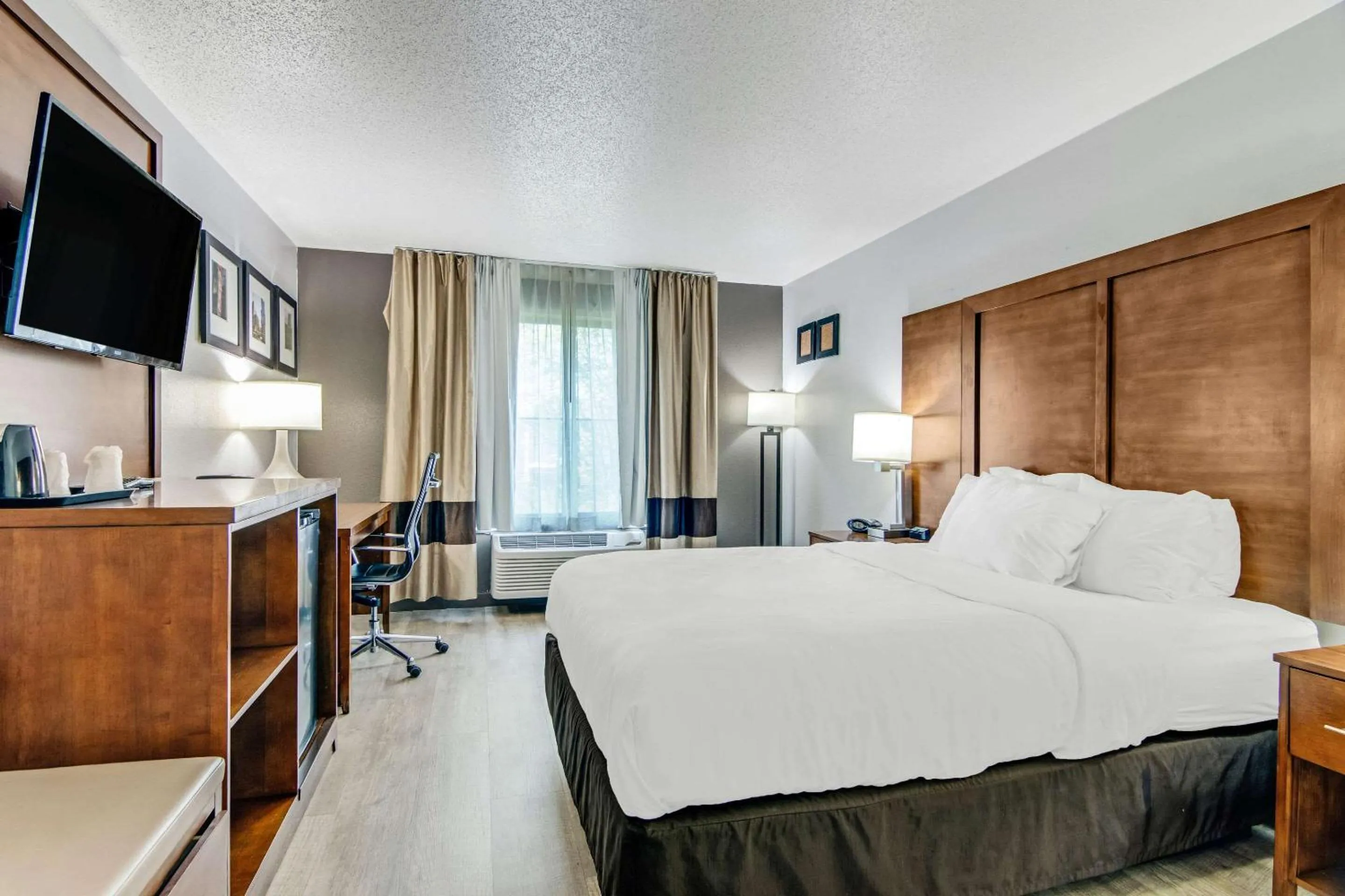 Bedroom, Bed in Comfort Suites near I-80 and I-94