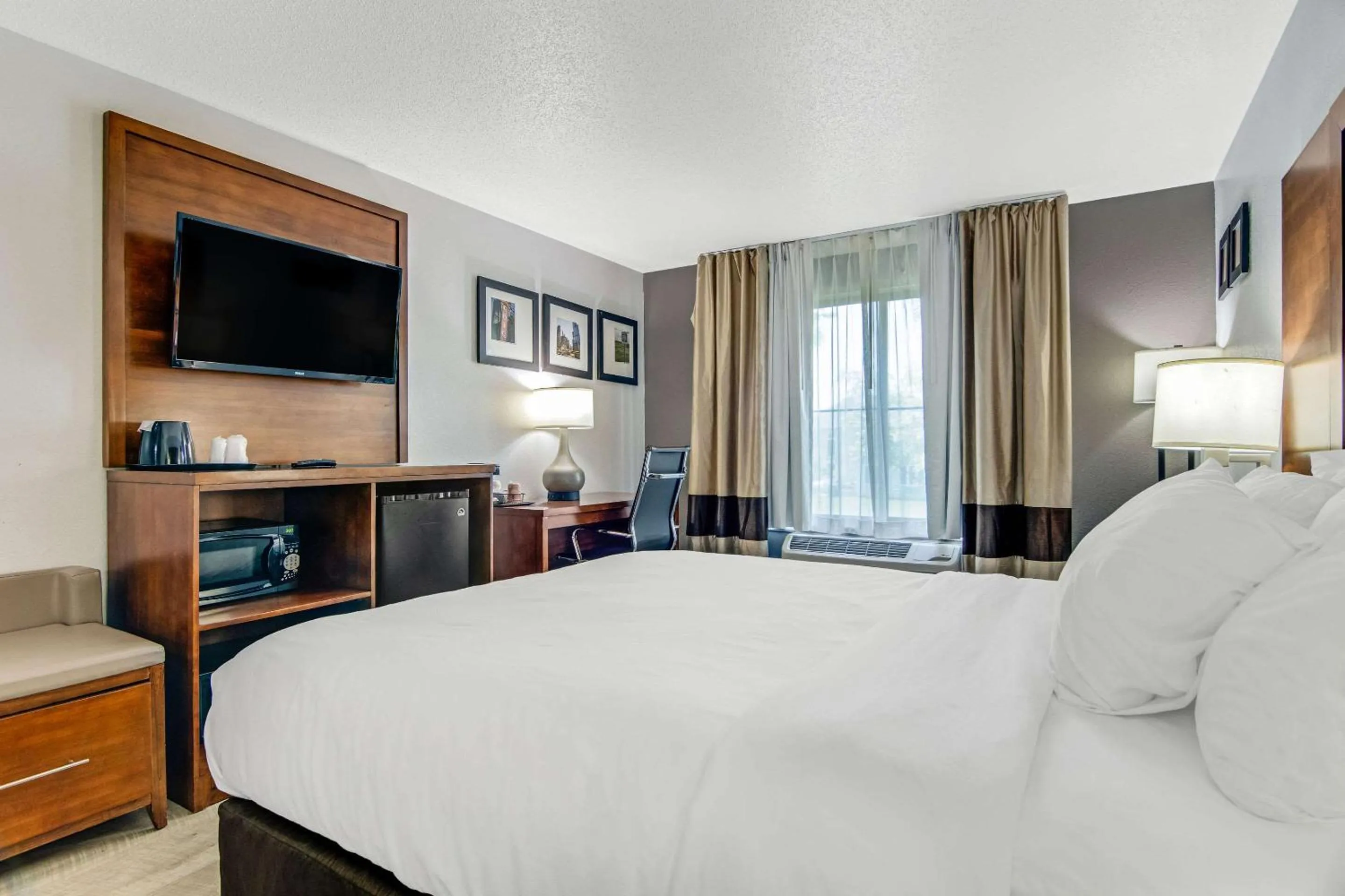 Bedroom, Bed in Comfort Suites near I-80 and I-94