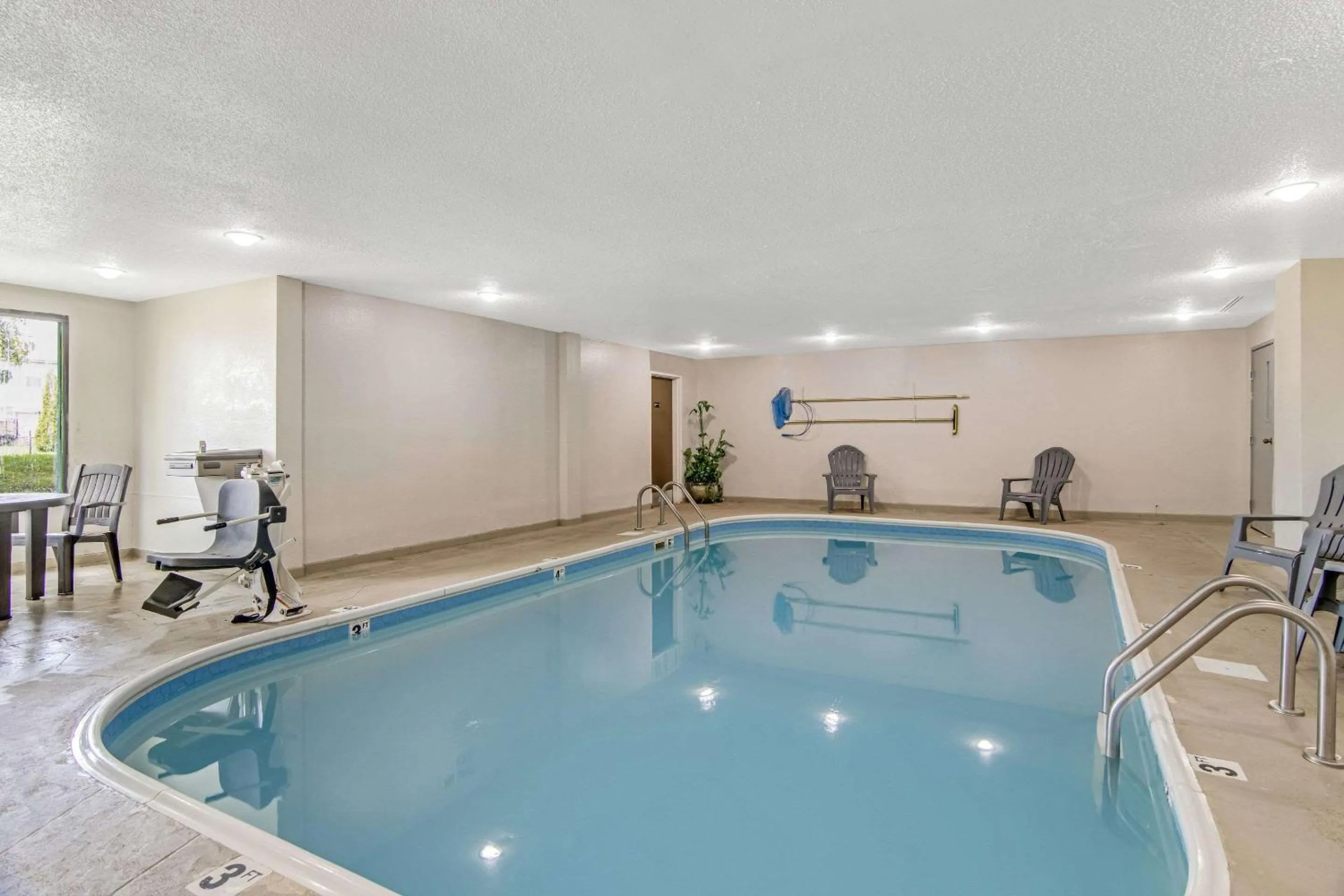 Swimming pool in Comfort Suites near I-80 and I-94