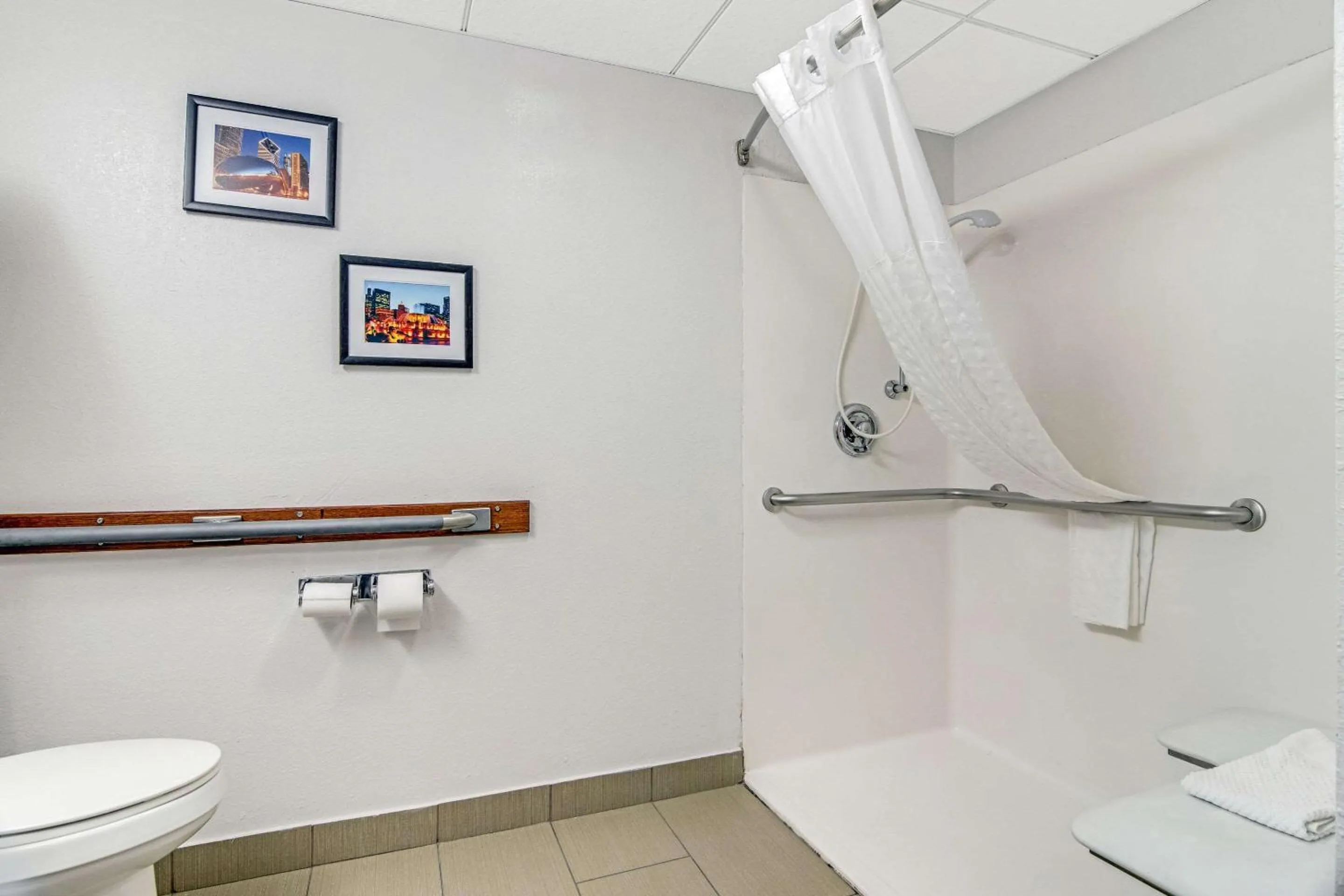 Bedroom in Comfort Suites near I-80 and I-94