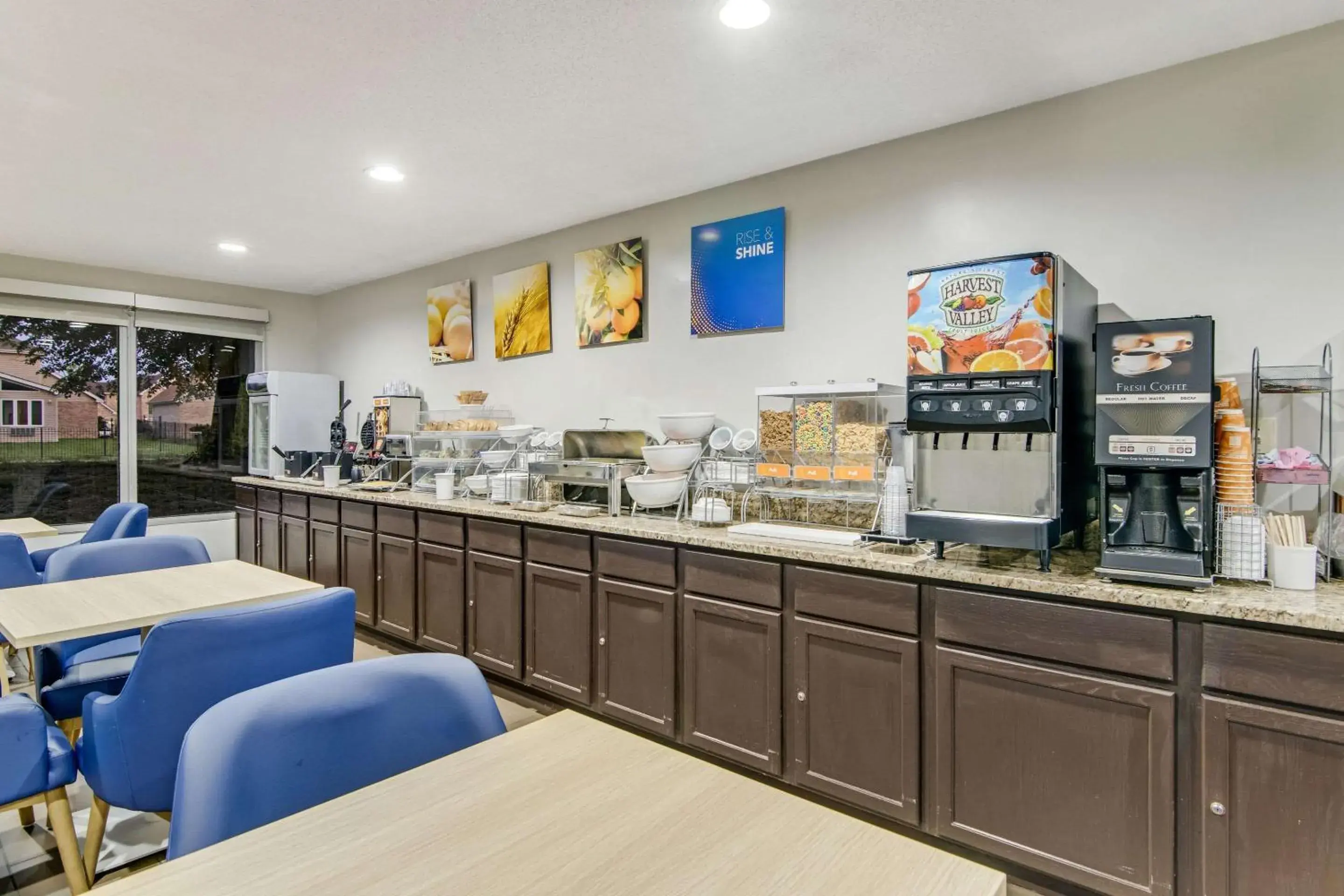 Breakfast in Comfort Suites near I-80 and I-94 Breakfast in Comfort Suites near I-80 and I-94