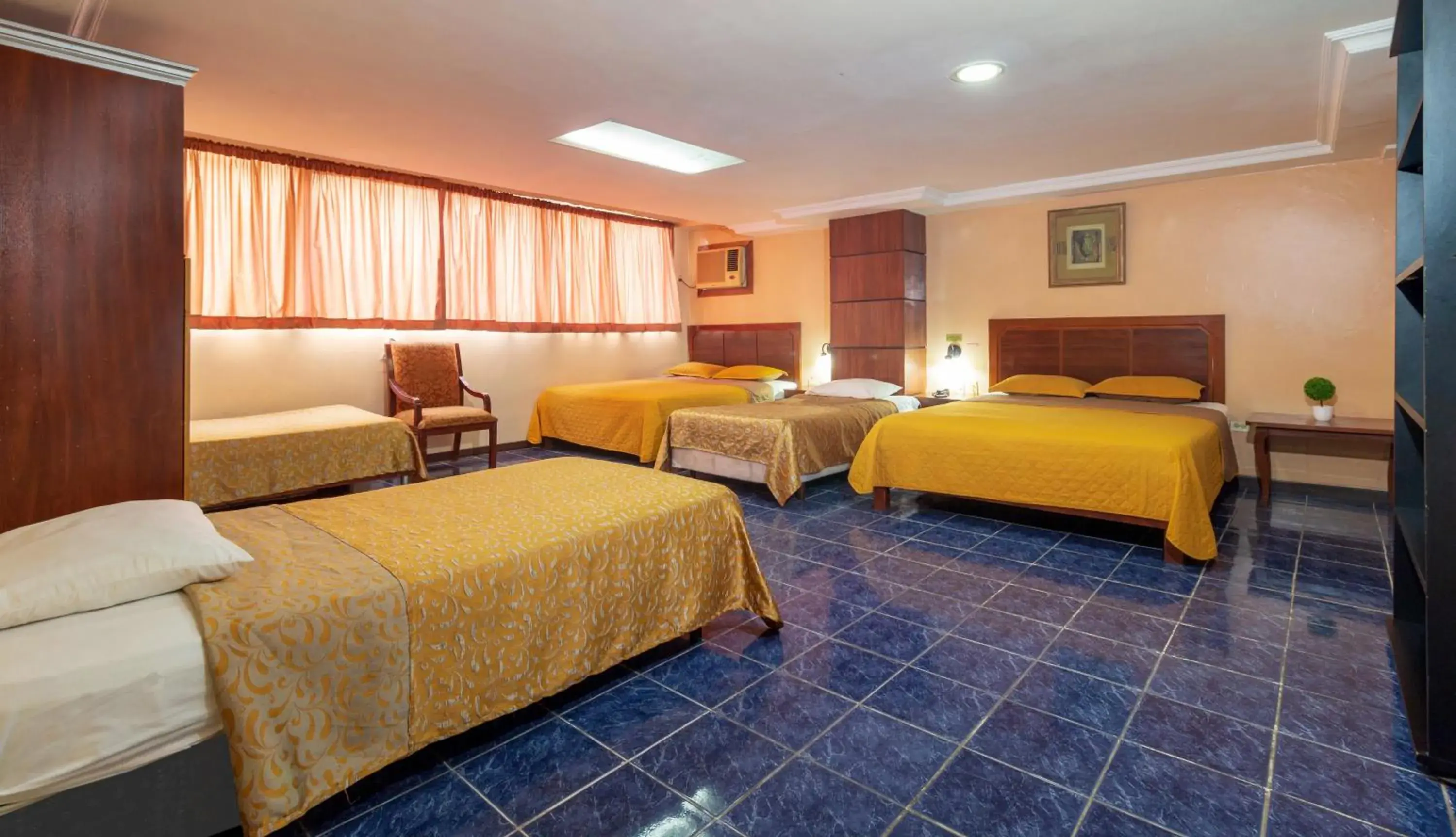 Standard Quadruple Room in Hotel Malecon Inn Standard Quadruple Room in Hotel Malecon Inn