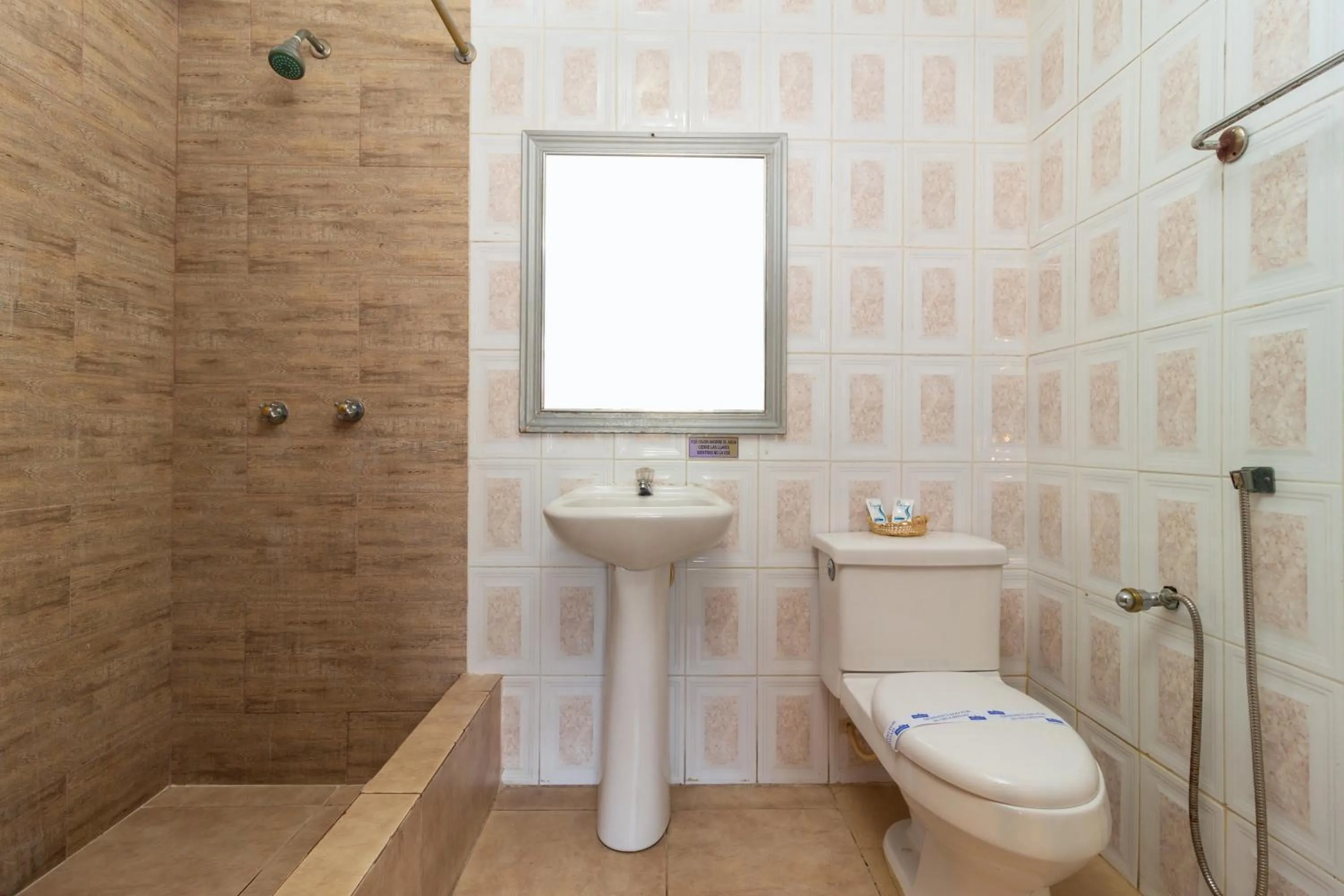 Shower in Hotel Malecon Inn