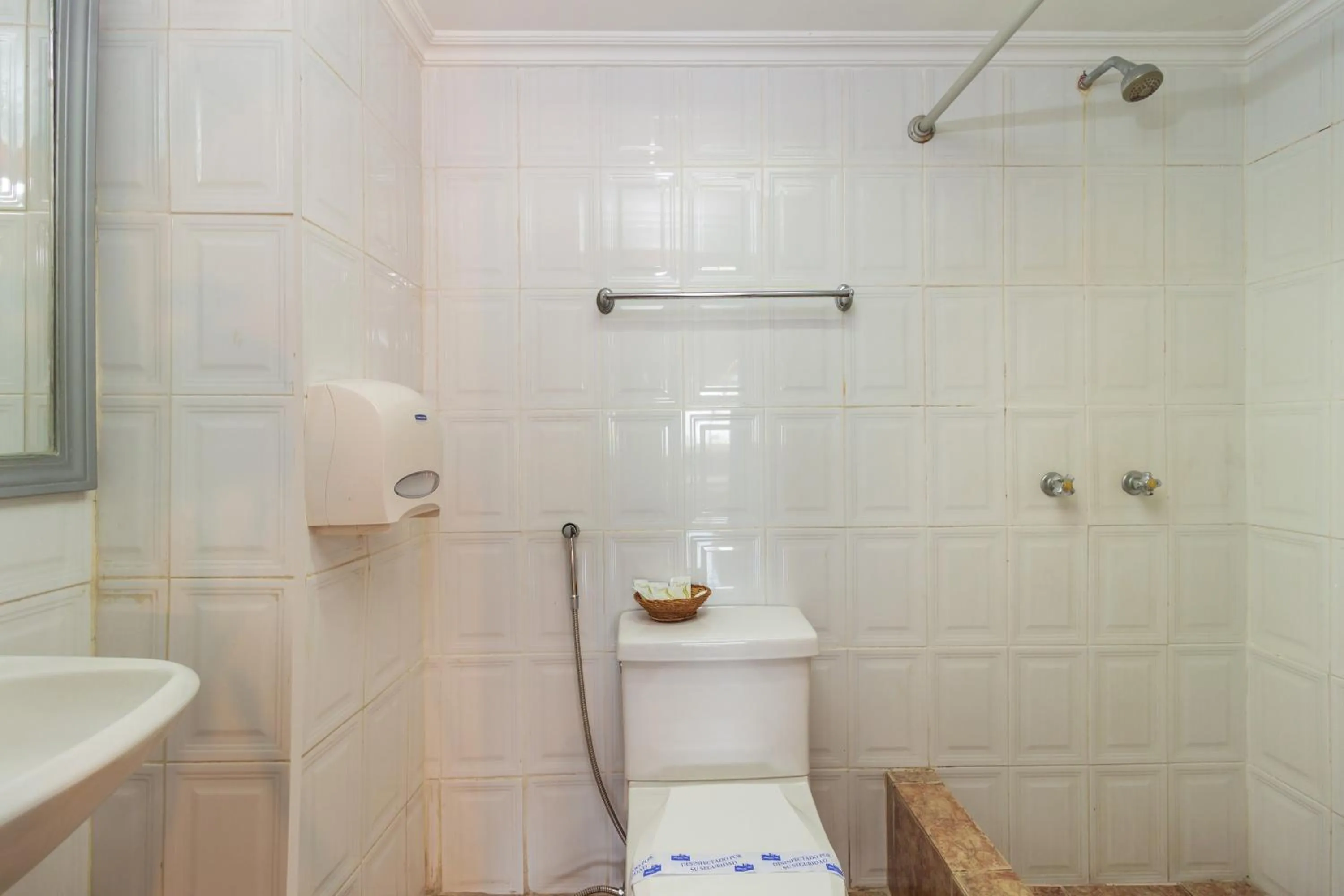 Shower in Hotel Malecon Inn