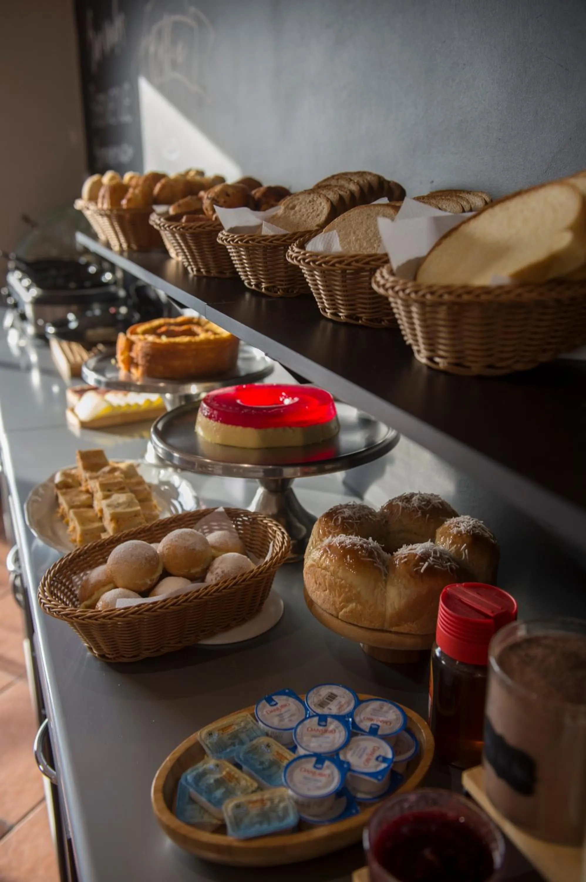 Buffet breakfast in Pousada Constellation Lodge