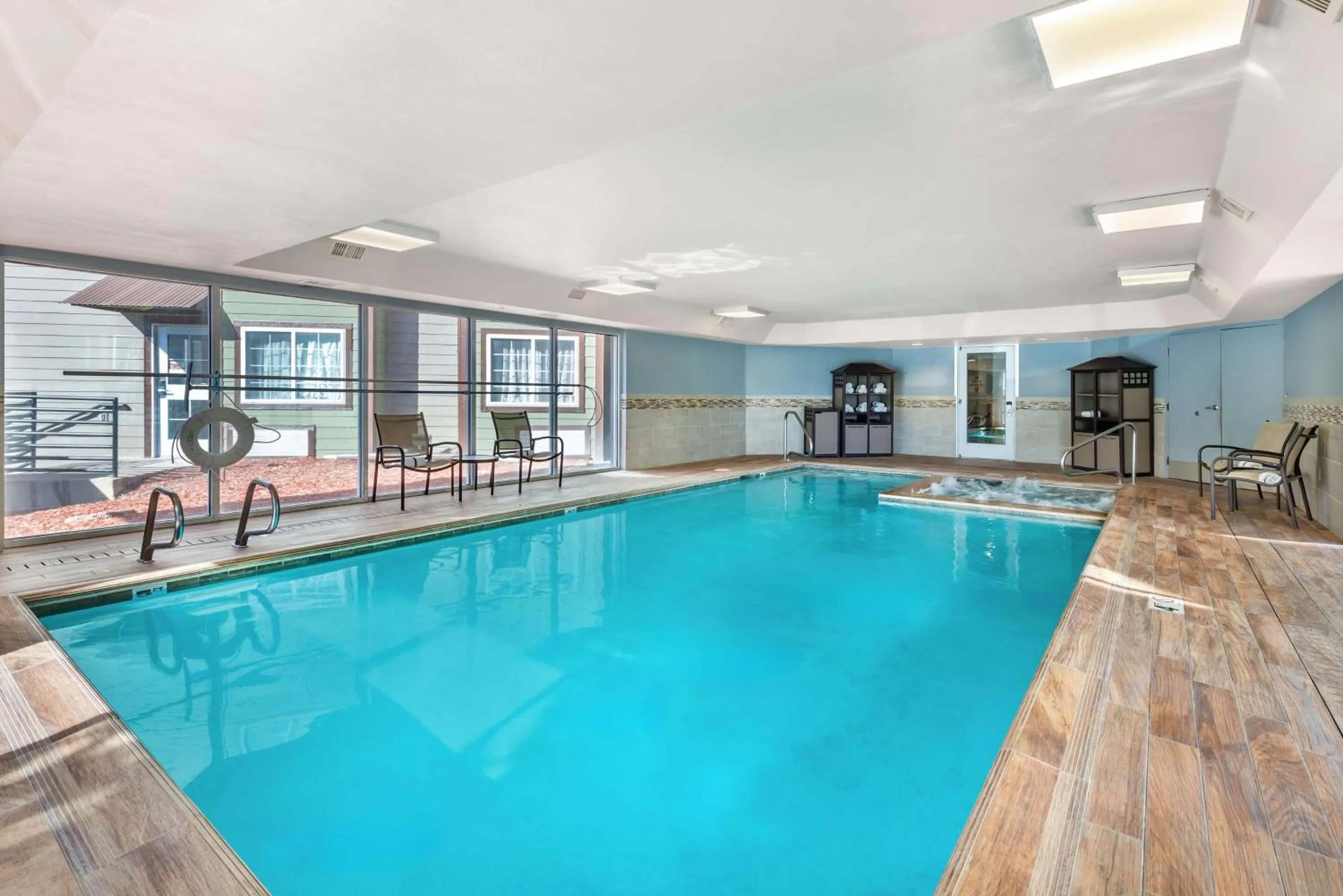 Pool view in Best Western Plus Peak Vista Inn & Suites