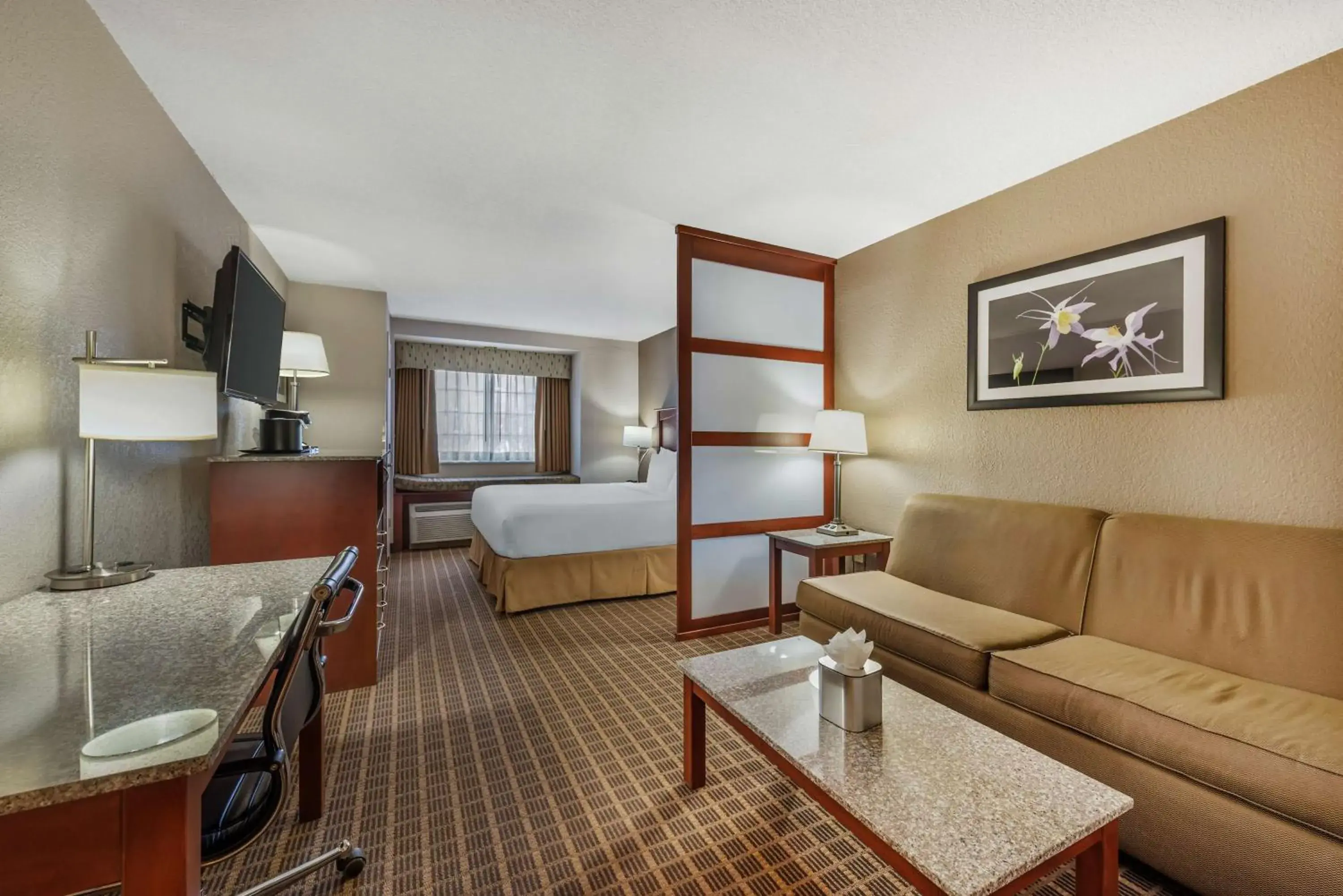 Bedroom in Best Western Plus Peak Vista Inn & Suites Bedroom in Best Western Plus Peak Vista Inn & Suites