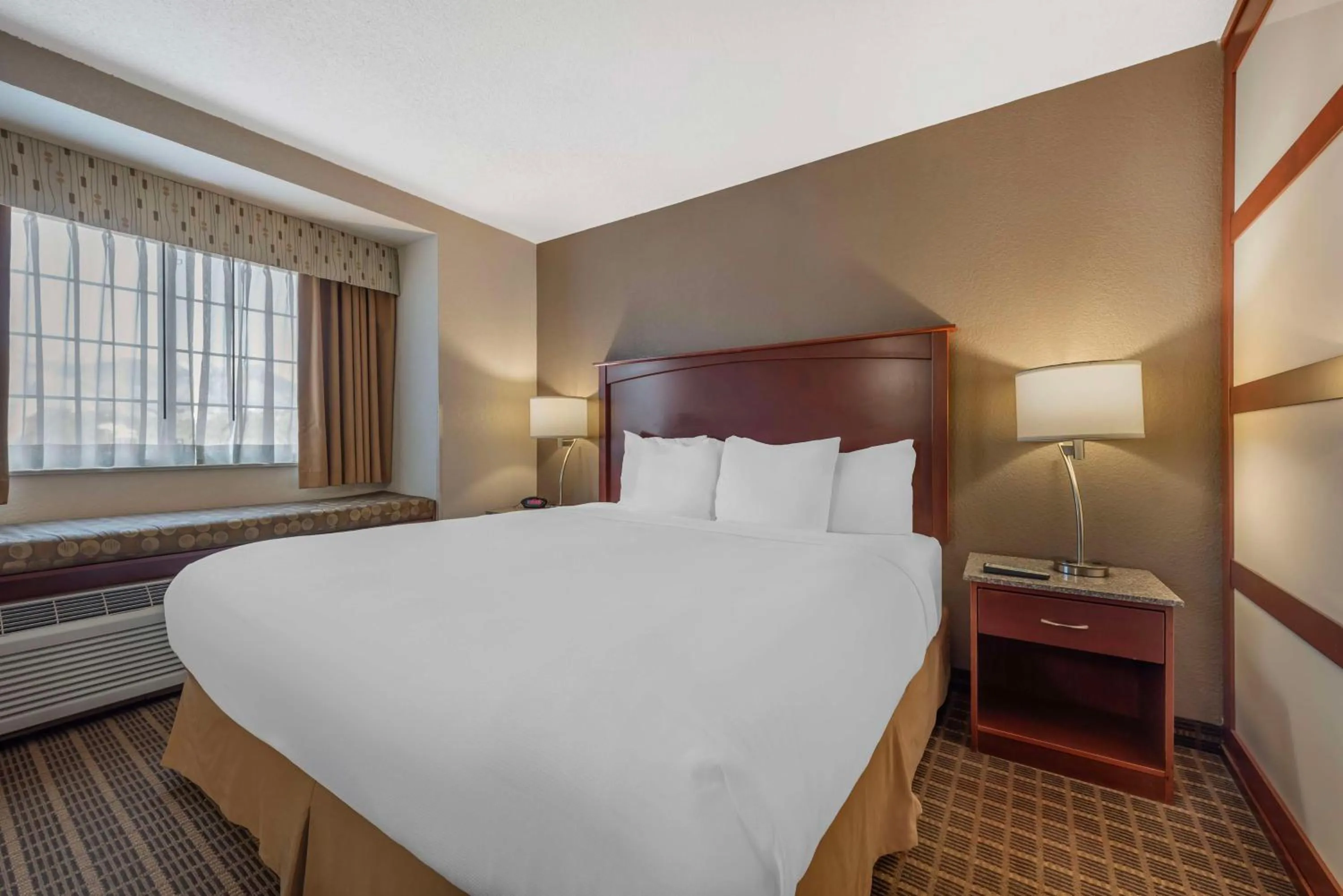 Bedroom, Bed in Best Western Plus Peak Vista Inn & Suites