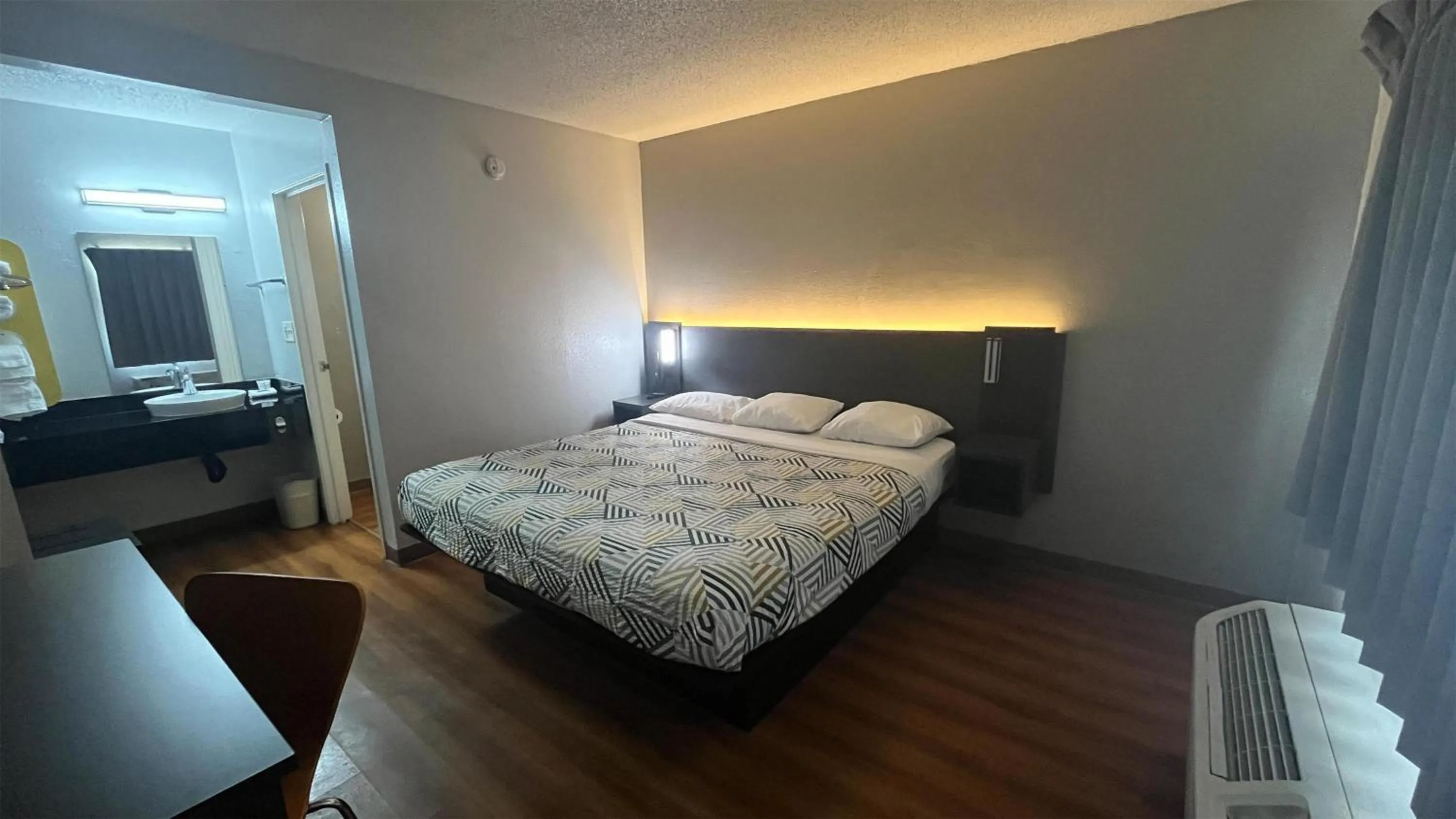 Bedroom, Bed in Motel 6 Modesto, CA