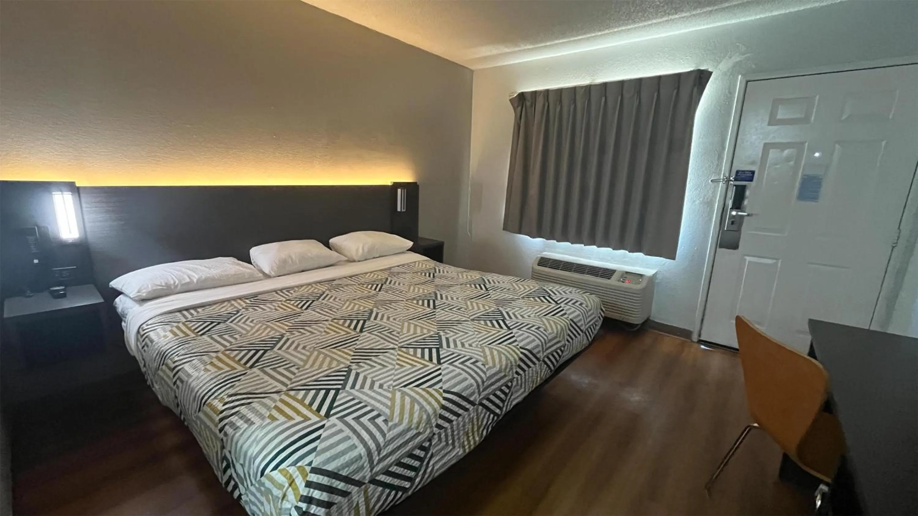 Bedroom, Bed in Motel 6 Modesto, CA