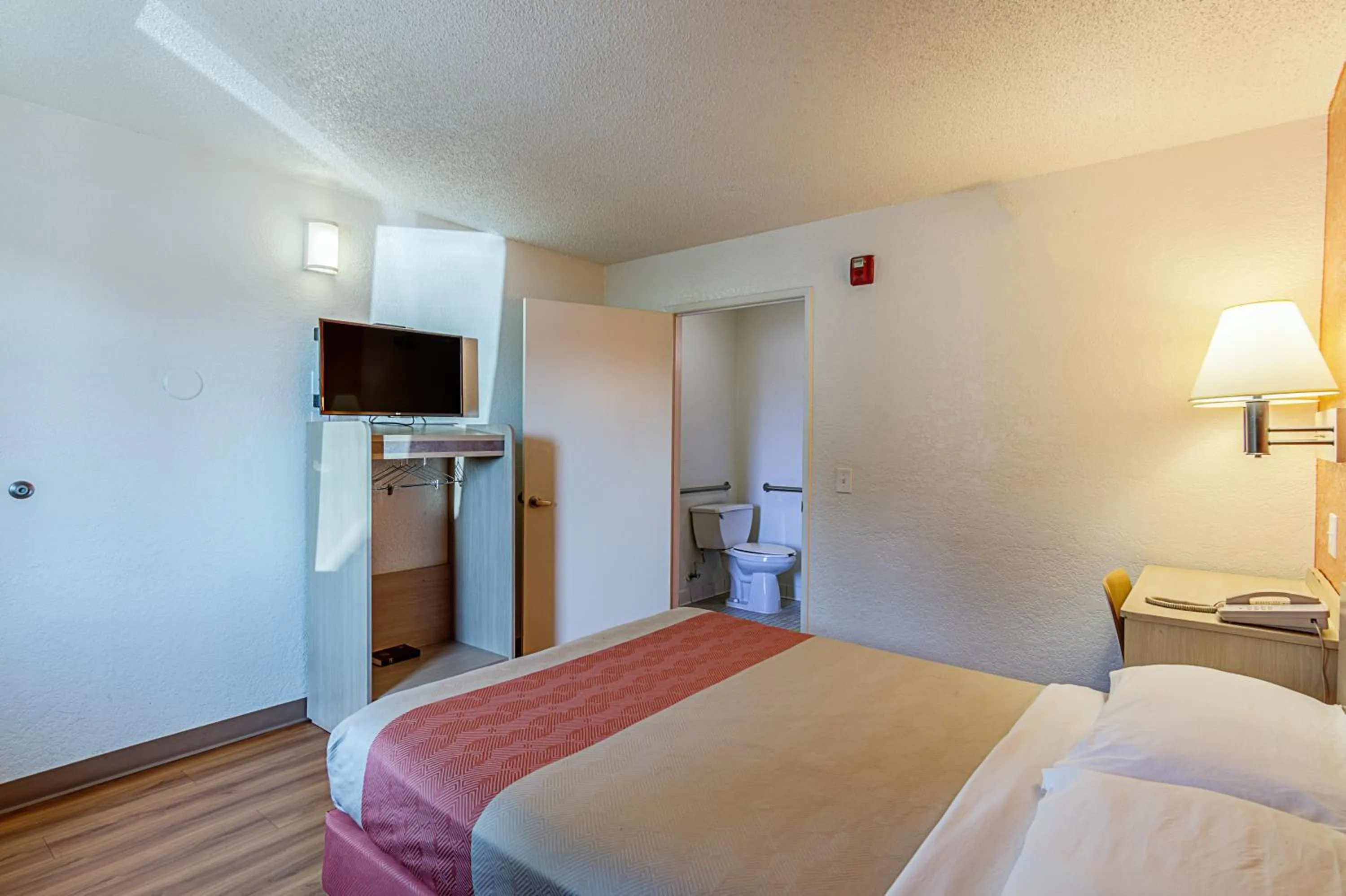 Bedroom, Room Photo in Motel 6-Modesto, CA