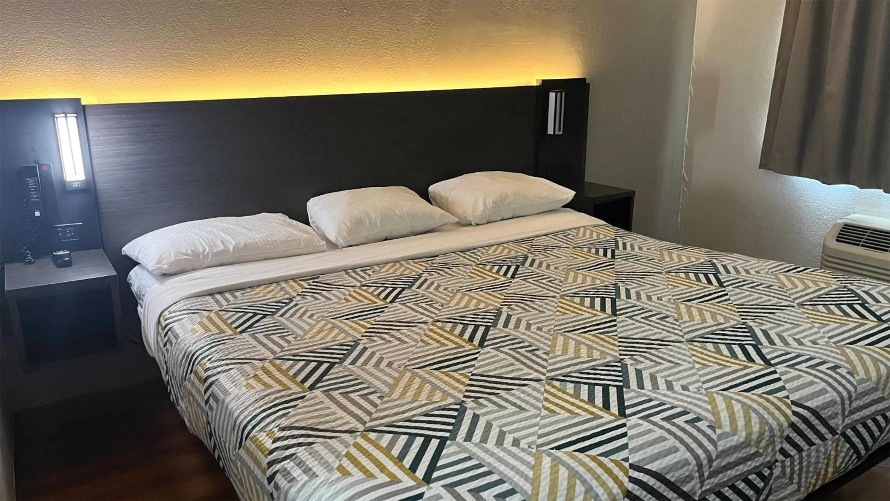 Bedroom, Bed in Motel 6 Modesto, CA