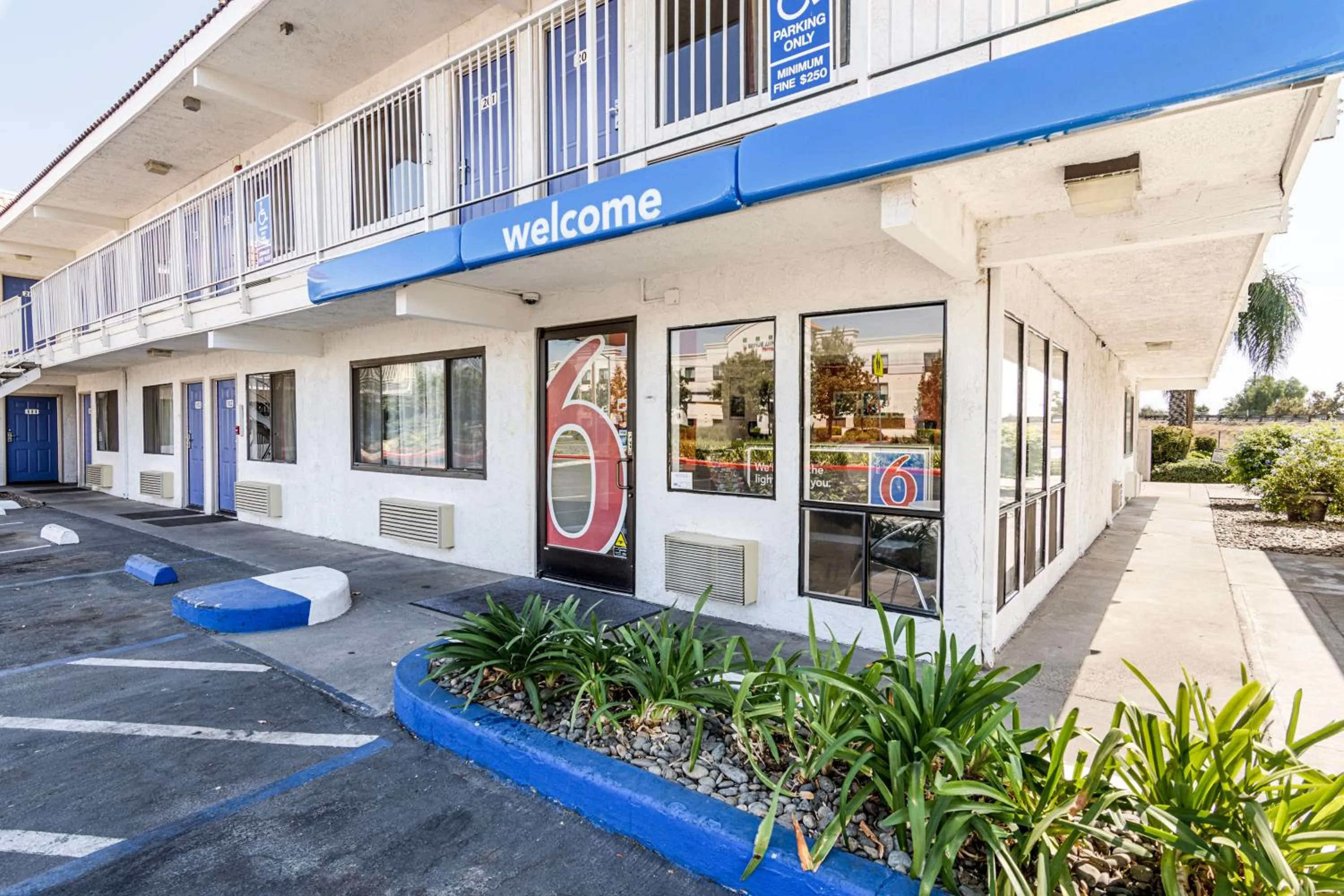 Facade/entrance, Patio/Outdoor Area in Motel 6-Modesto, CA