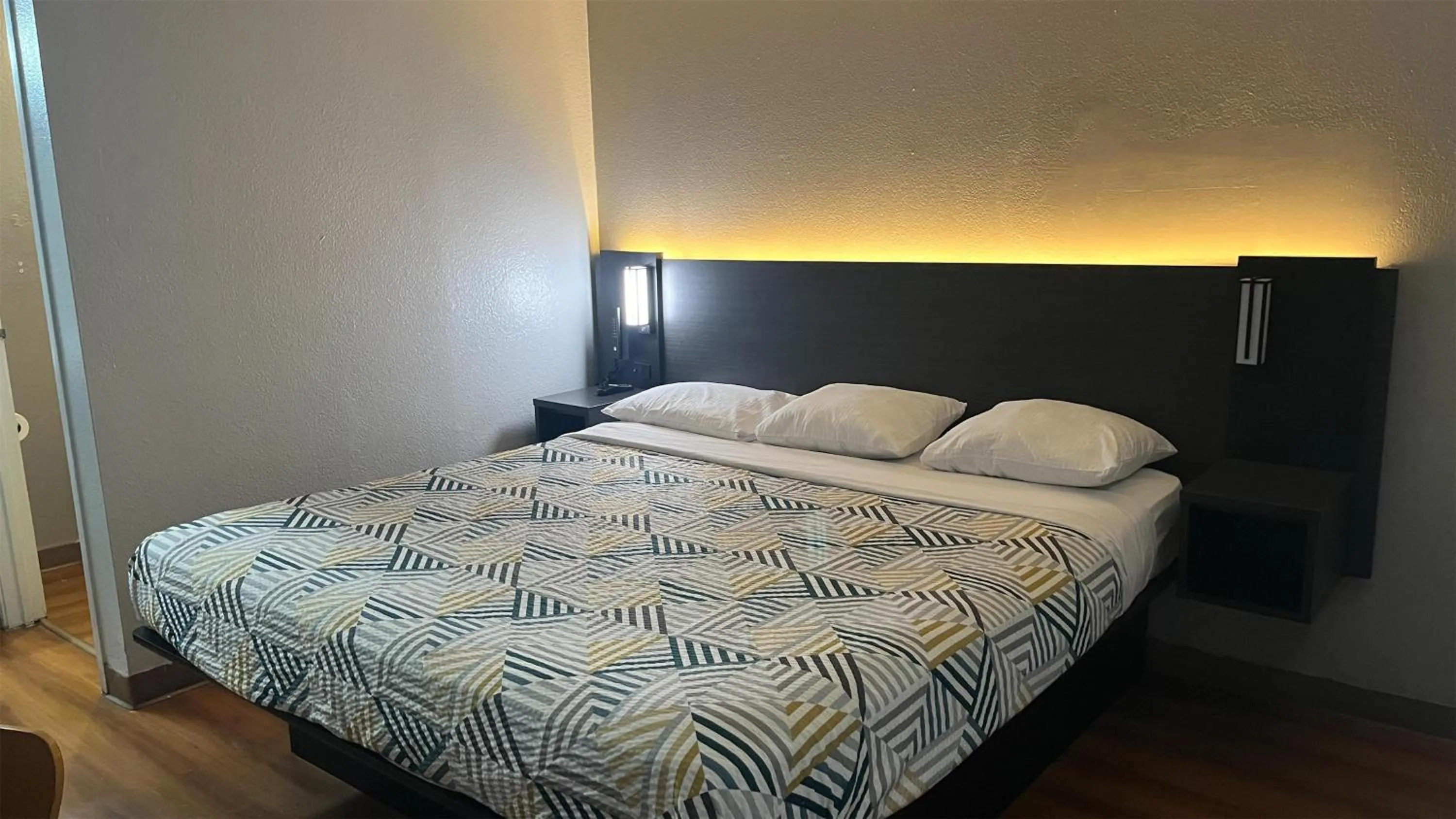 Bedroom, Bed in Motel 6 Modesto, CA