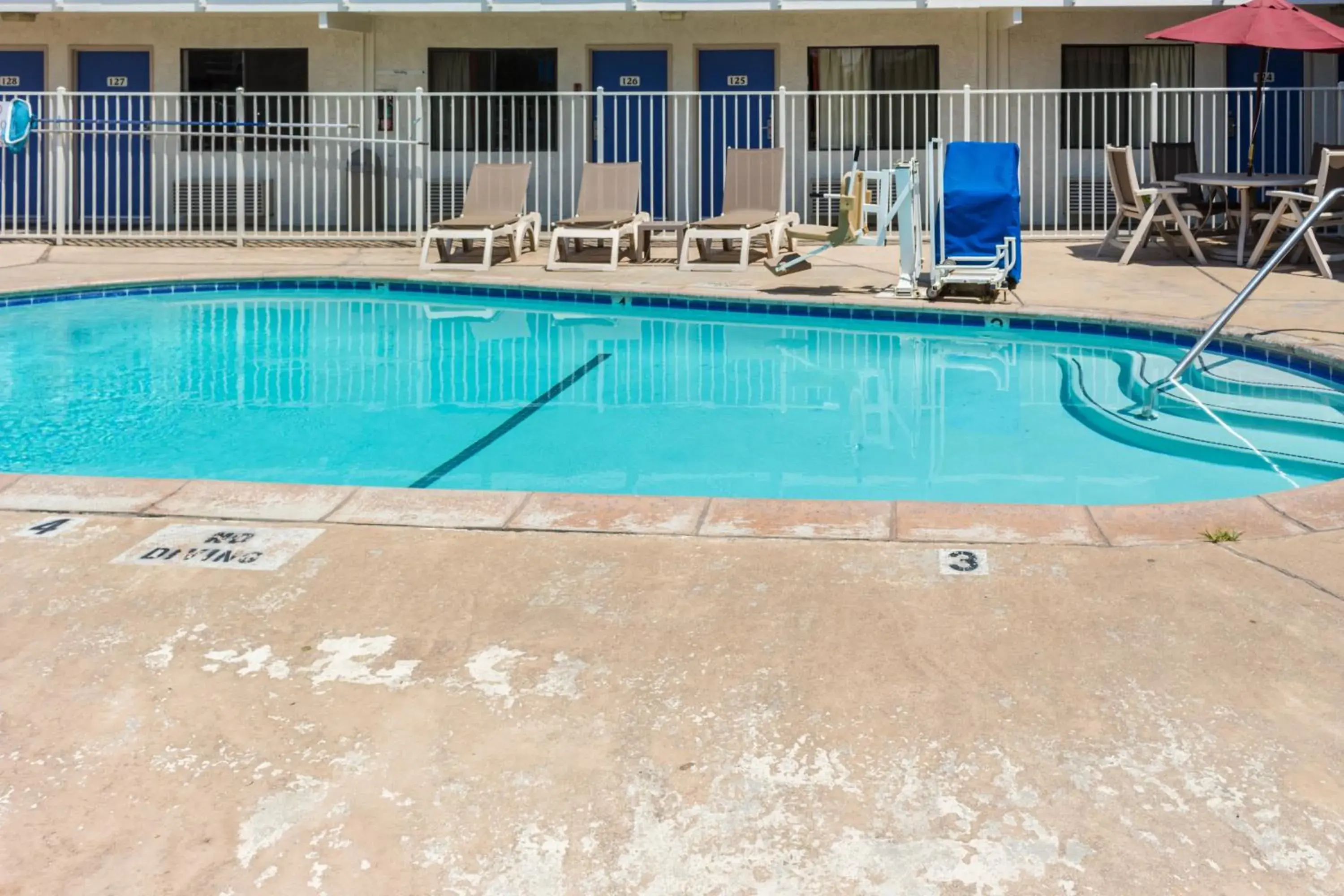 Swimming pool in Motel 6 Bakersfield, CA - Convention Center Swimming pool in Motel 6 Bakersfield, CA - Convention Center