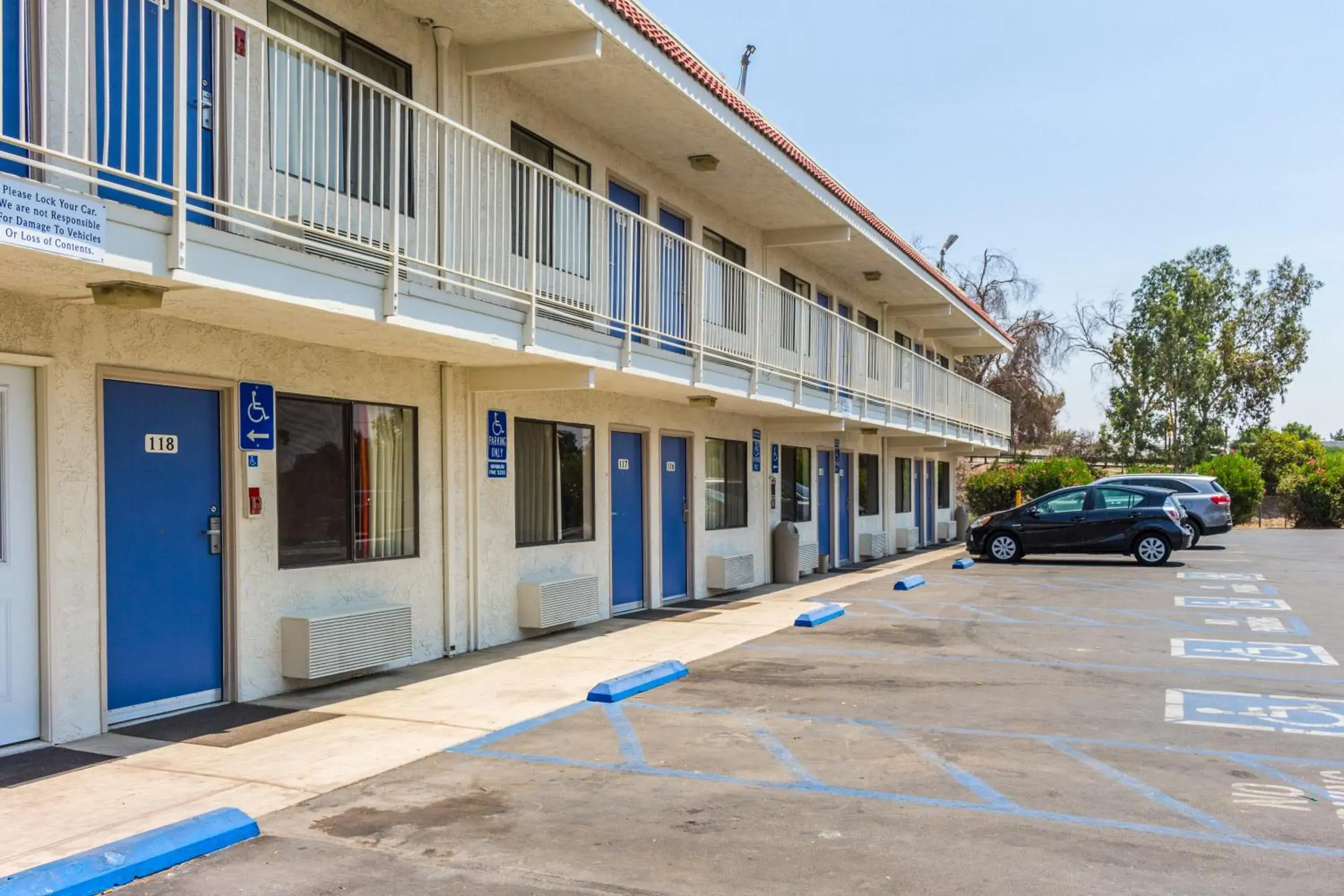 Property building in Motel 6 Bakersfield, CA - Convention Center Property building in Motel 6 Bakersfield, CA - Convention Center