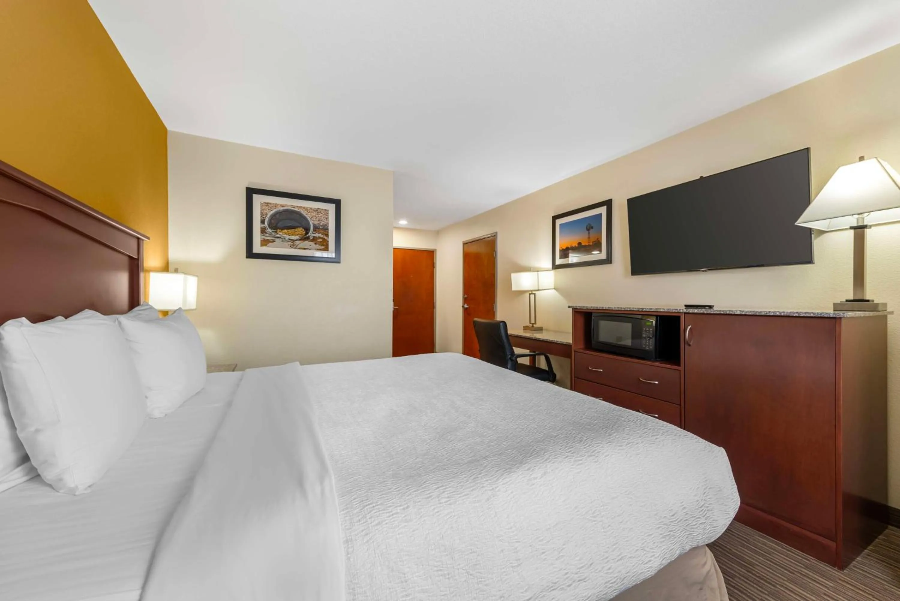Bedroom, Bed in Best Western Executive Inn & Suites