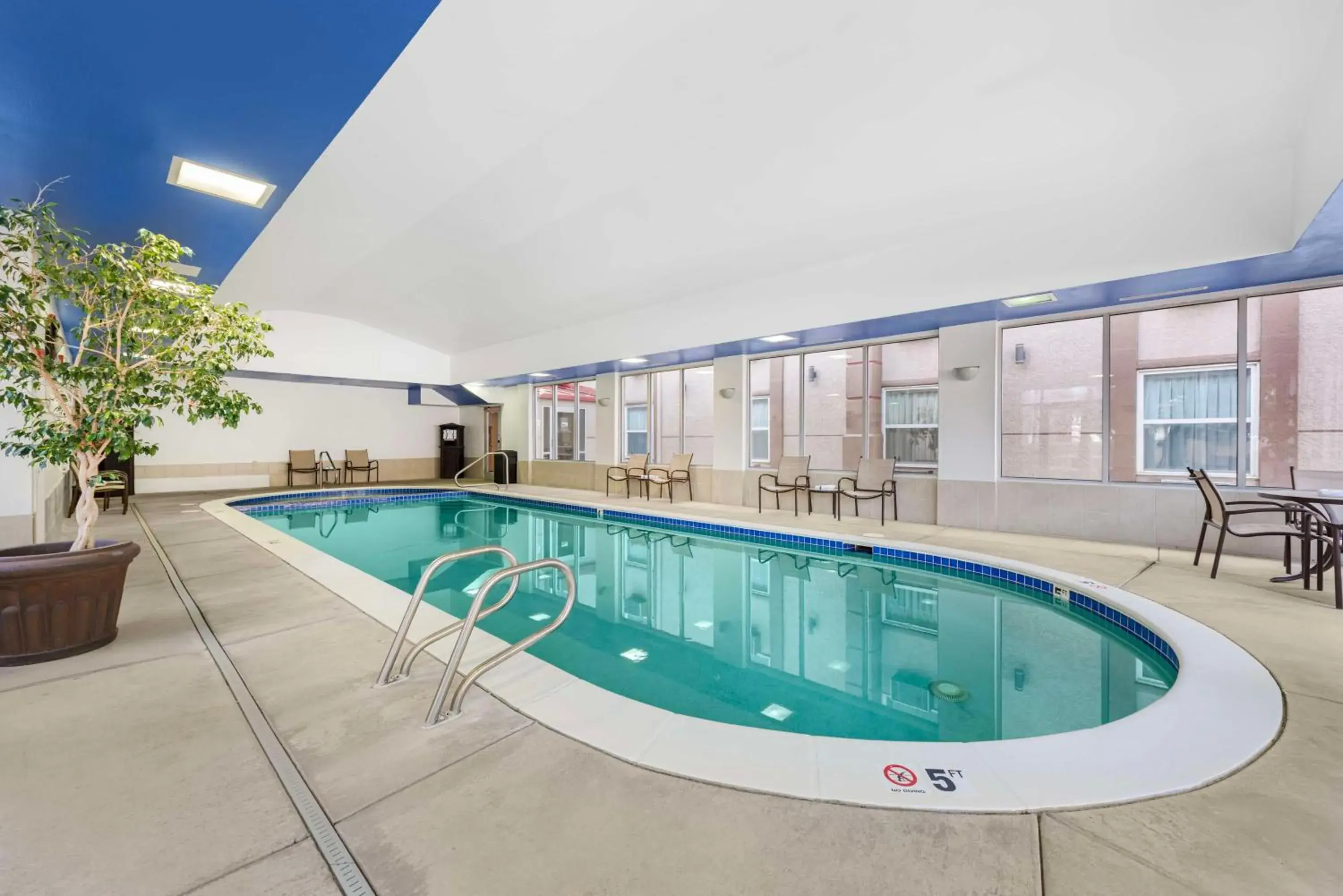 Pool view in Best Western Executive Inn & Suites Pool view in Best Western Executive Inn & Suites