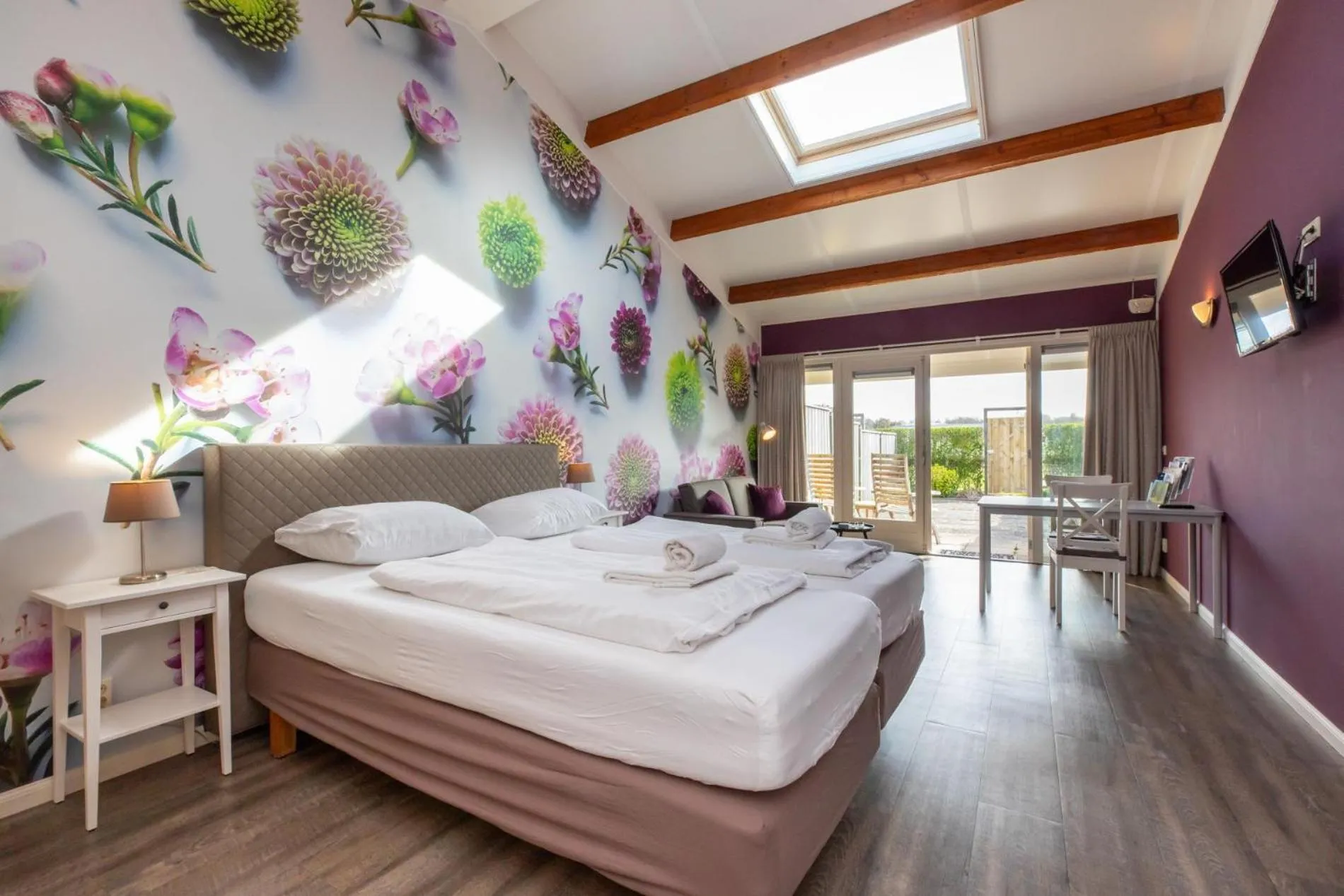 Bed in Welcome in - Sint-Anthonijshoek, studio's met eigen tuin, theeschenkerij en pluktuin