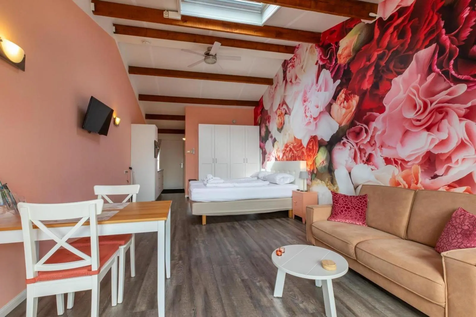 Bed in Welcome in - Sint-Anthonijshoek, studio's met eigen tuin, theeschenkerij en pluktuin