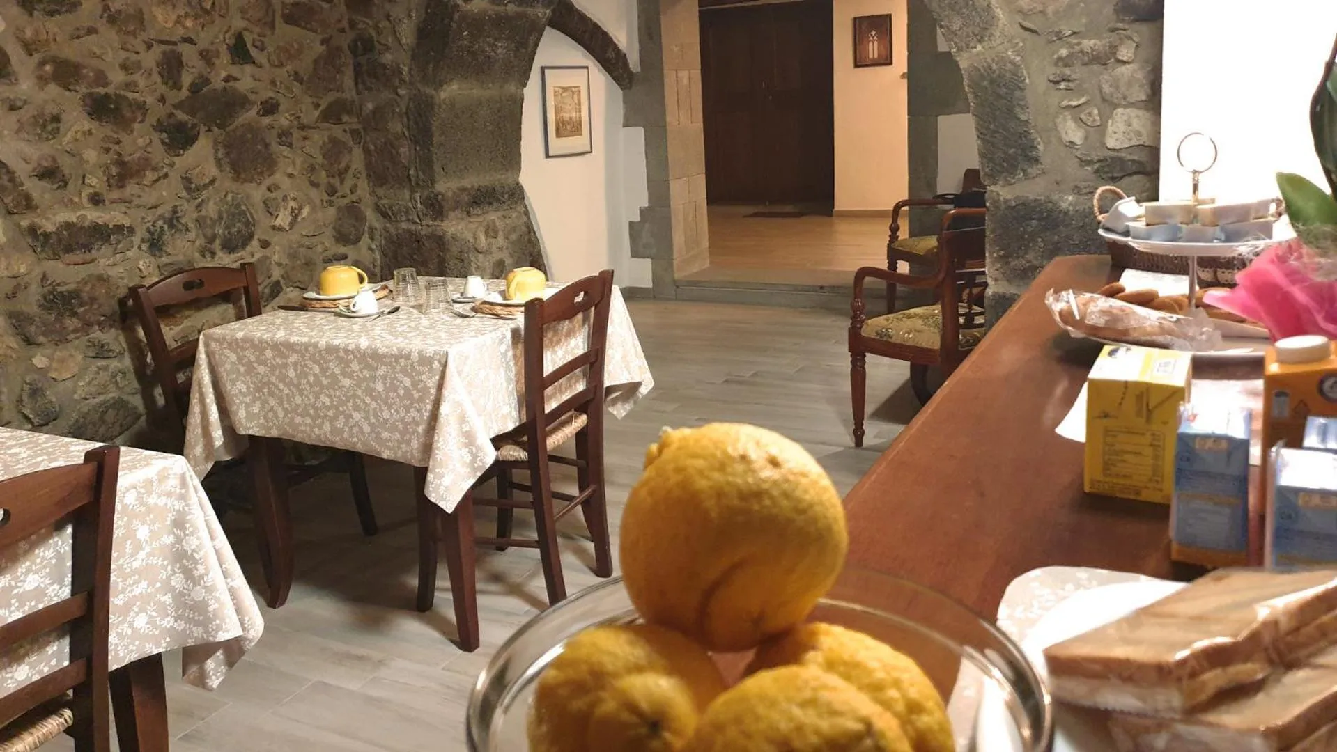 Communal lounge/ TV room in The Templars Guesthouse