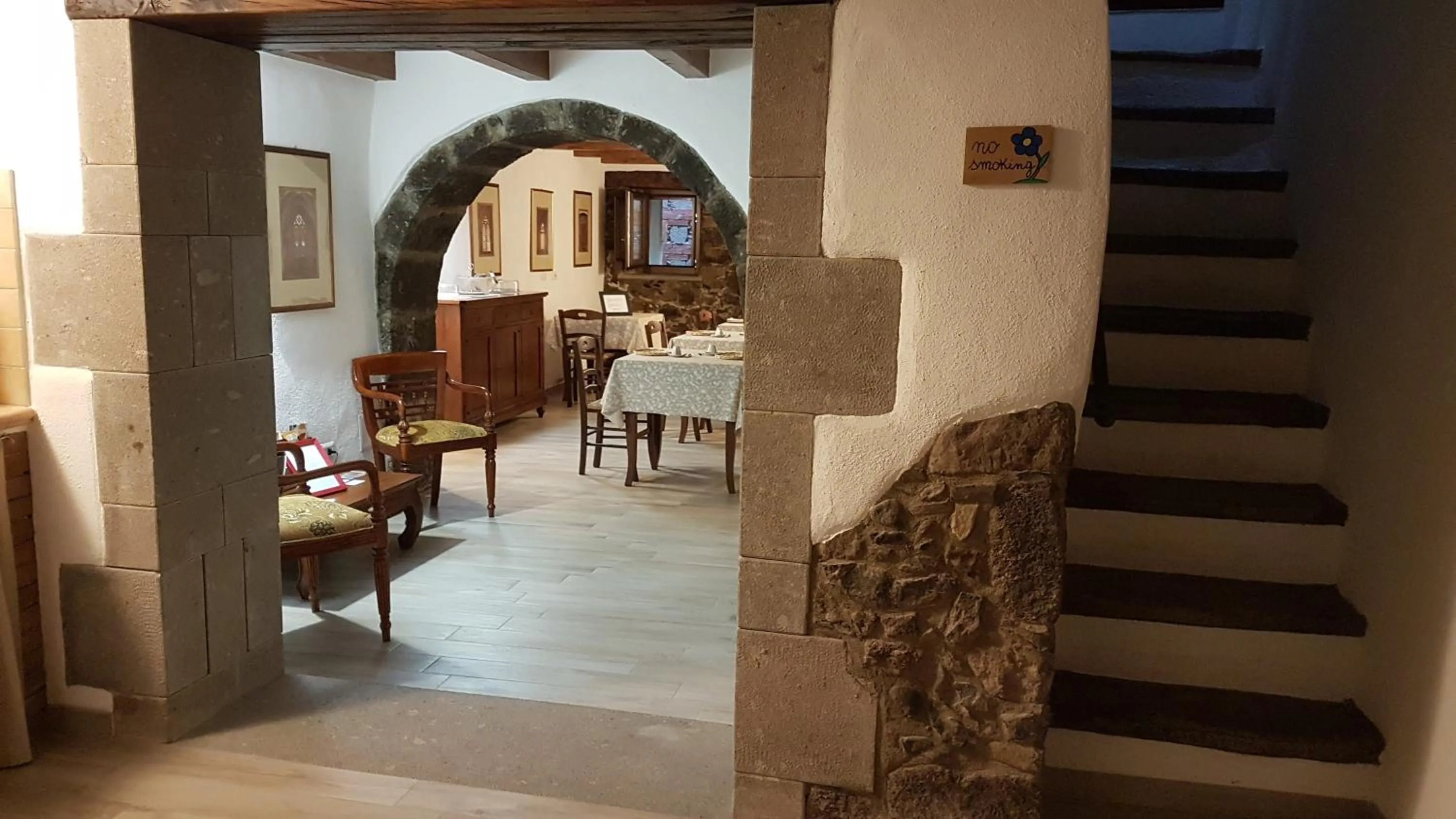 Communal lounge/ TV room in The Templars Guesthouse