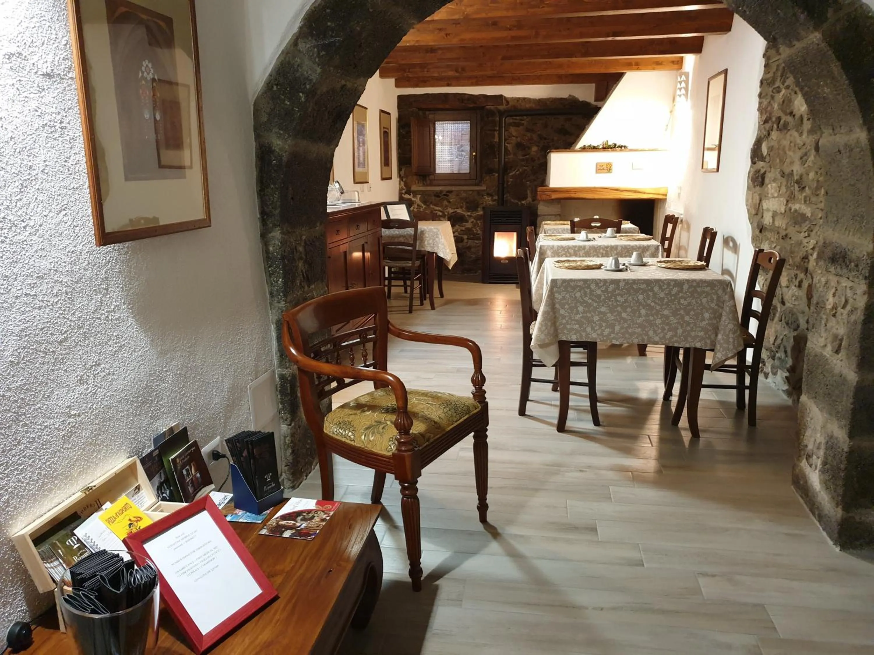 Communal lounge/ TV room in The Templars Guesthouse