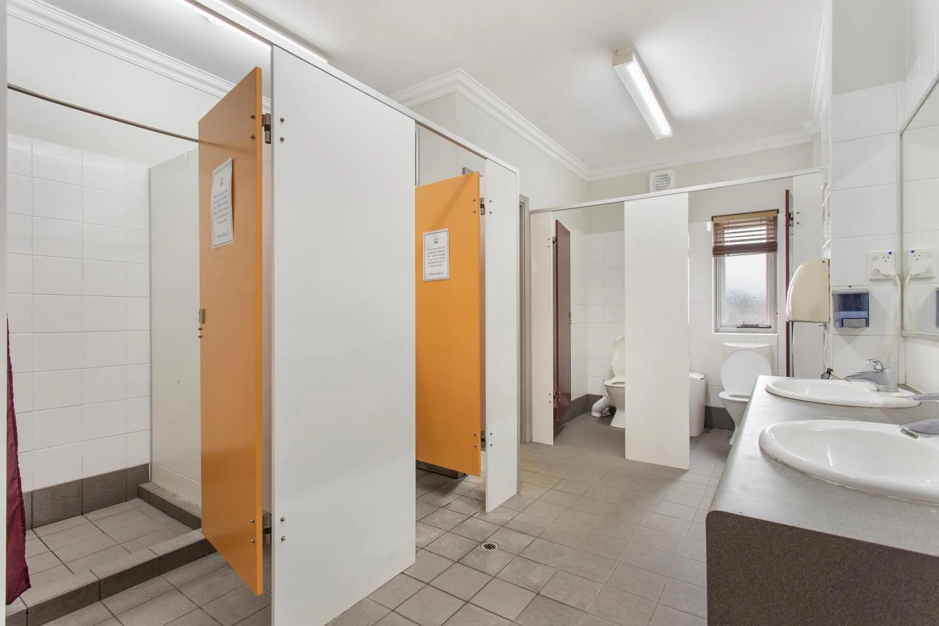 Toilet in The Emperors Crown Hostel