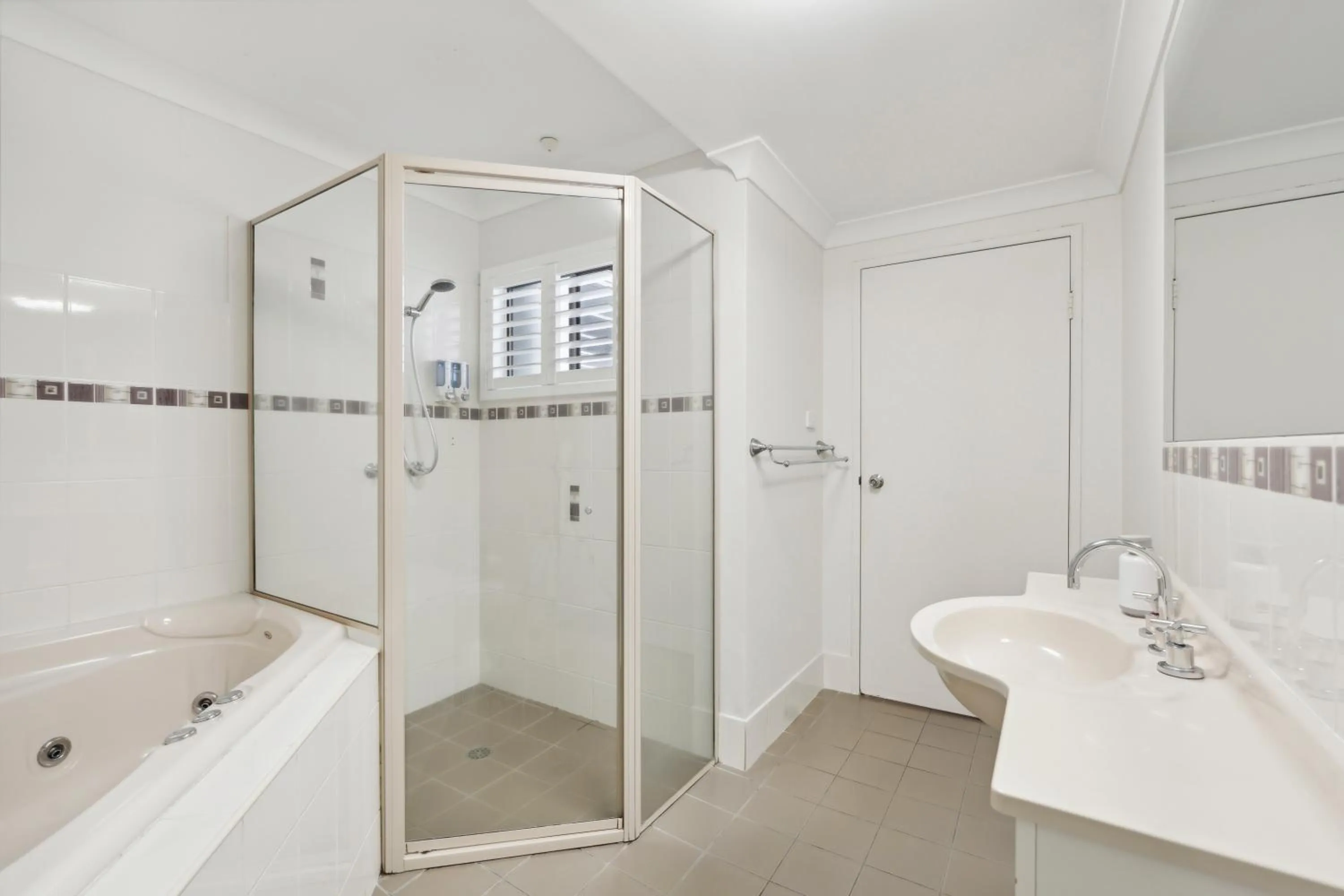 Bathroom in Smugglers On The Beach