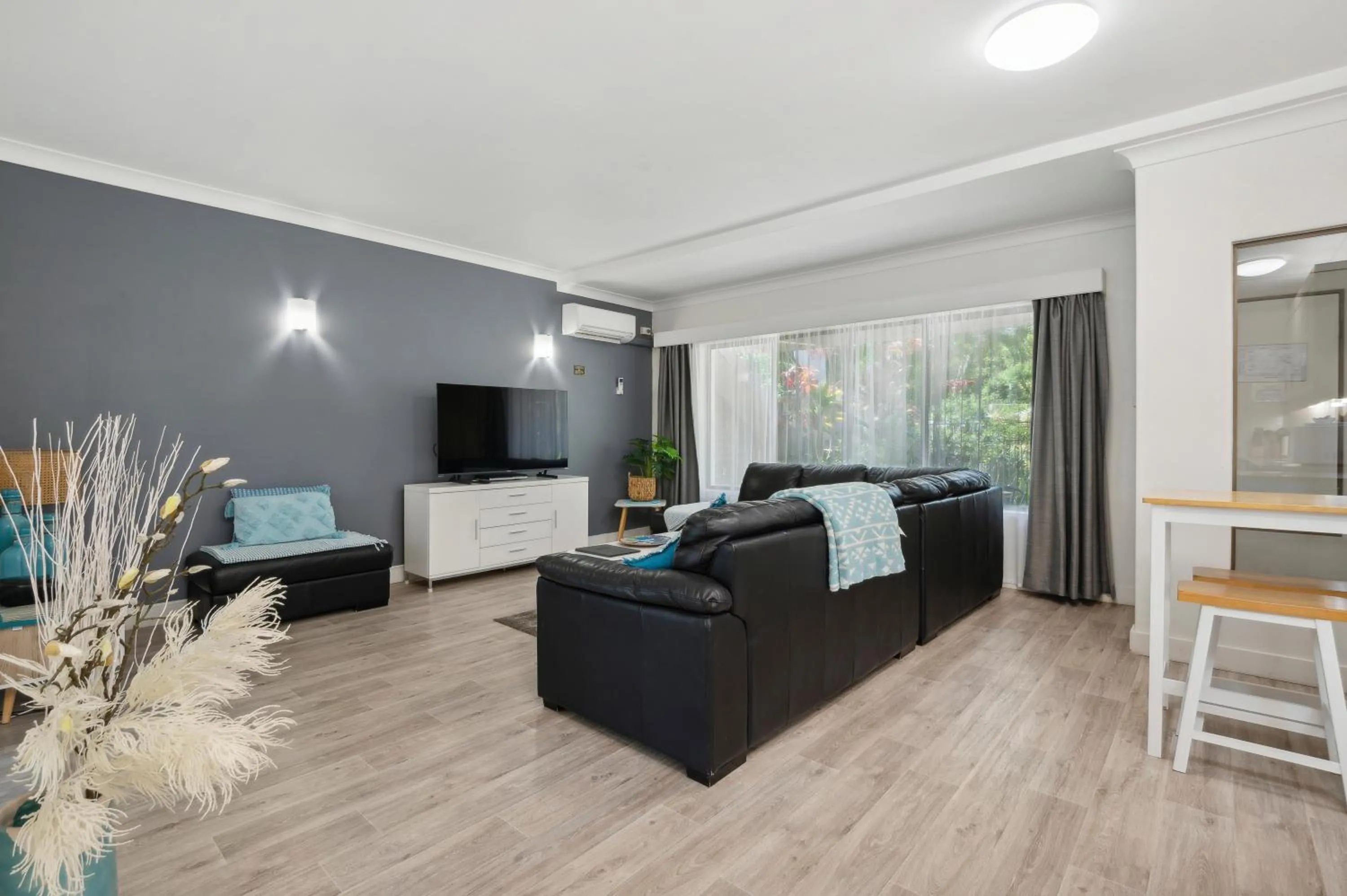 Living room, Bed in Smugglers On The Beach