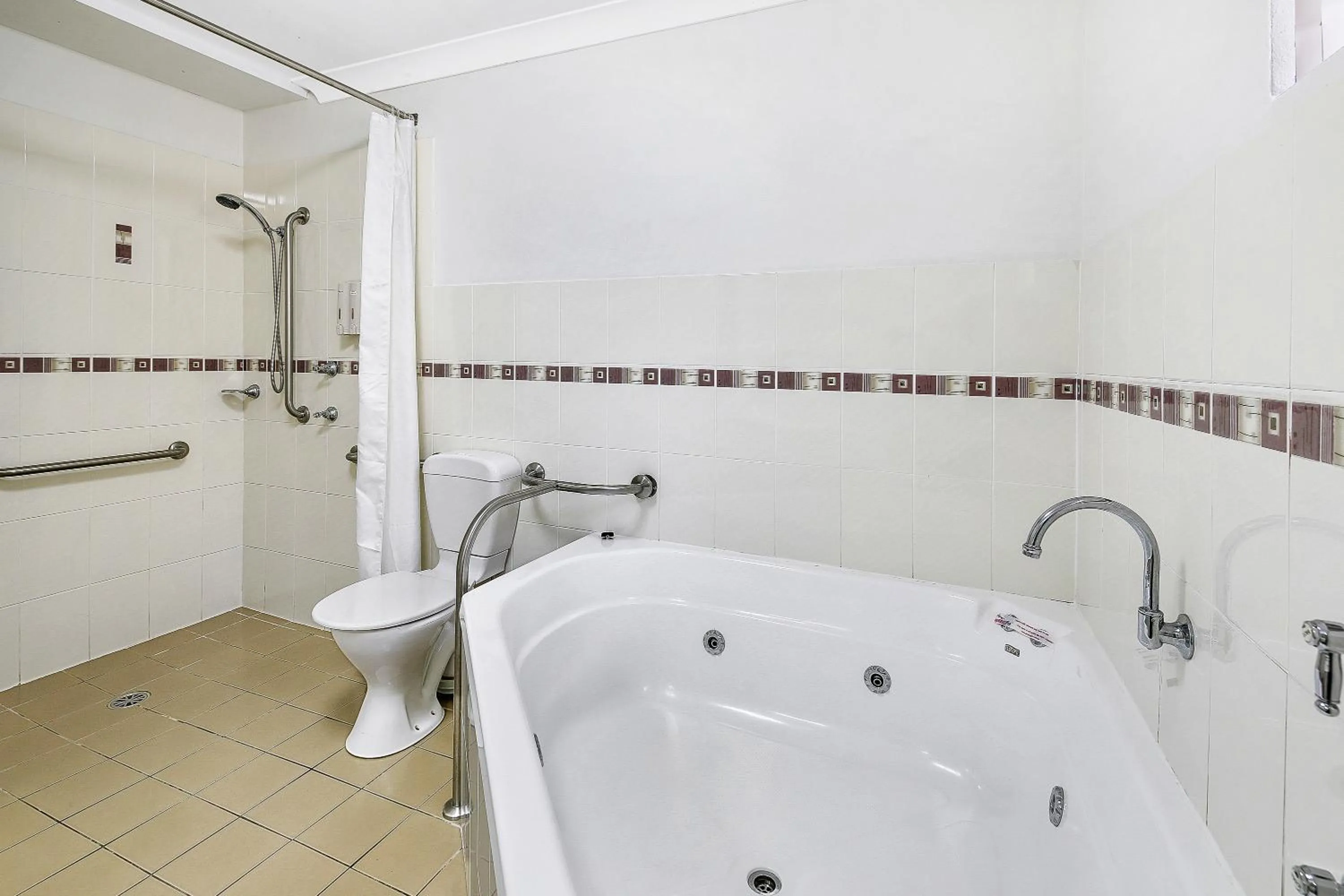 Bathroom in Smugglers On The Beach