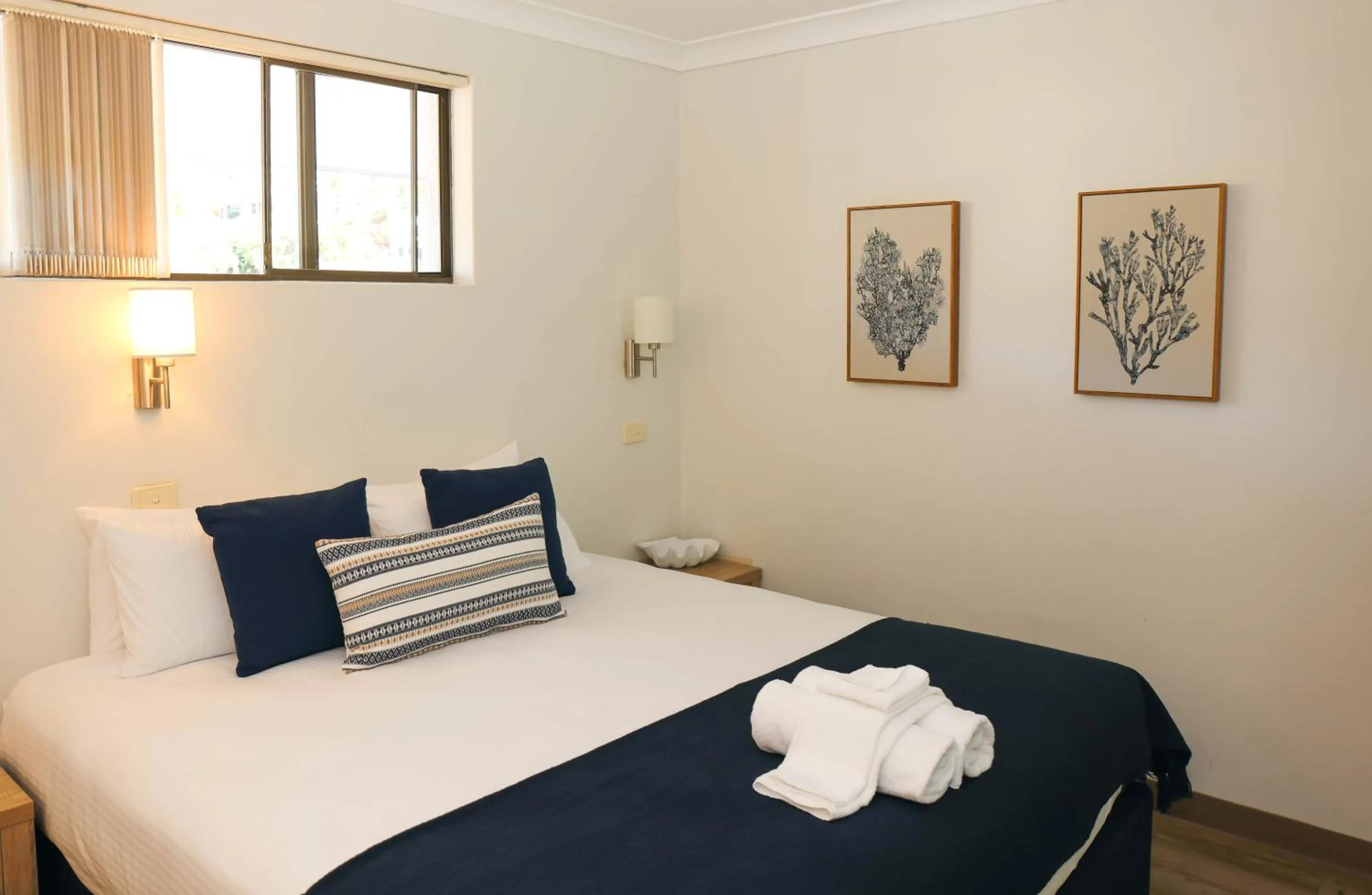 Bedroom, Bed in Smugglers On The Beach