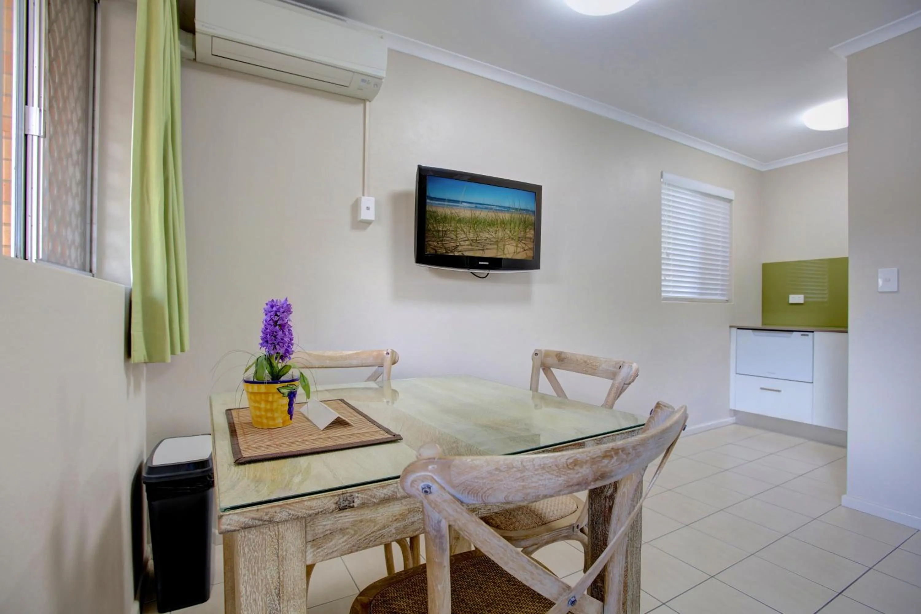 Dining area in Beachpark Apartments Coffs Harbour