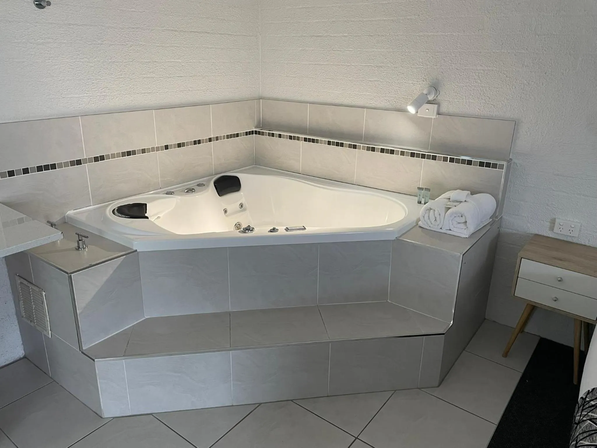 King Suite with Spa Bath in Coastal Bay Motel