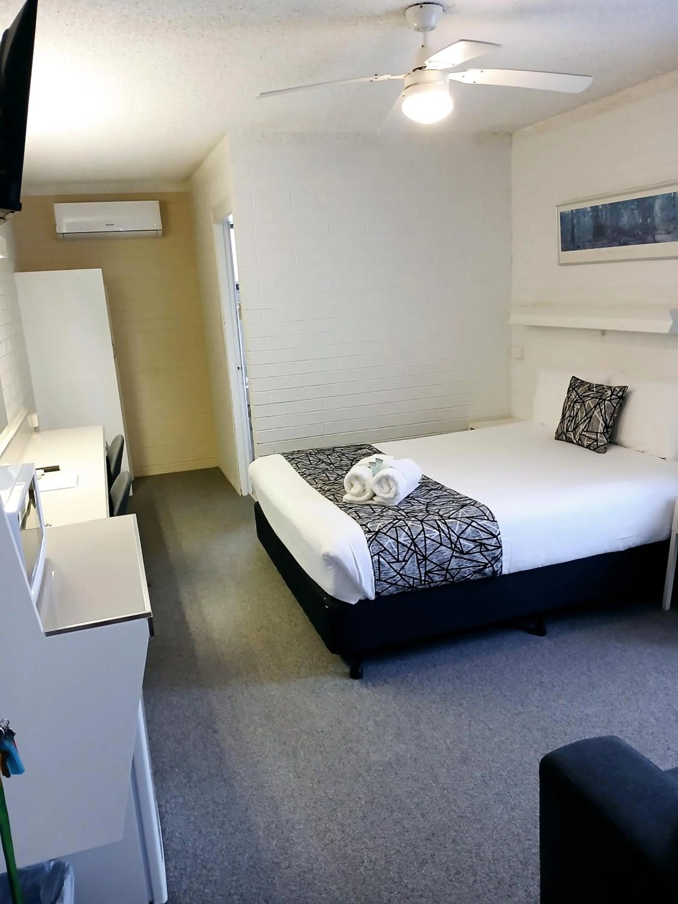 Bed in Coastal Bay Motel