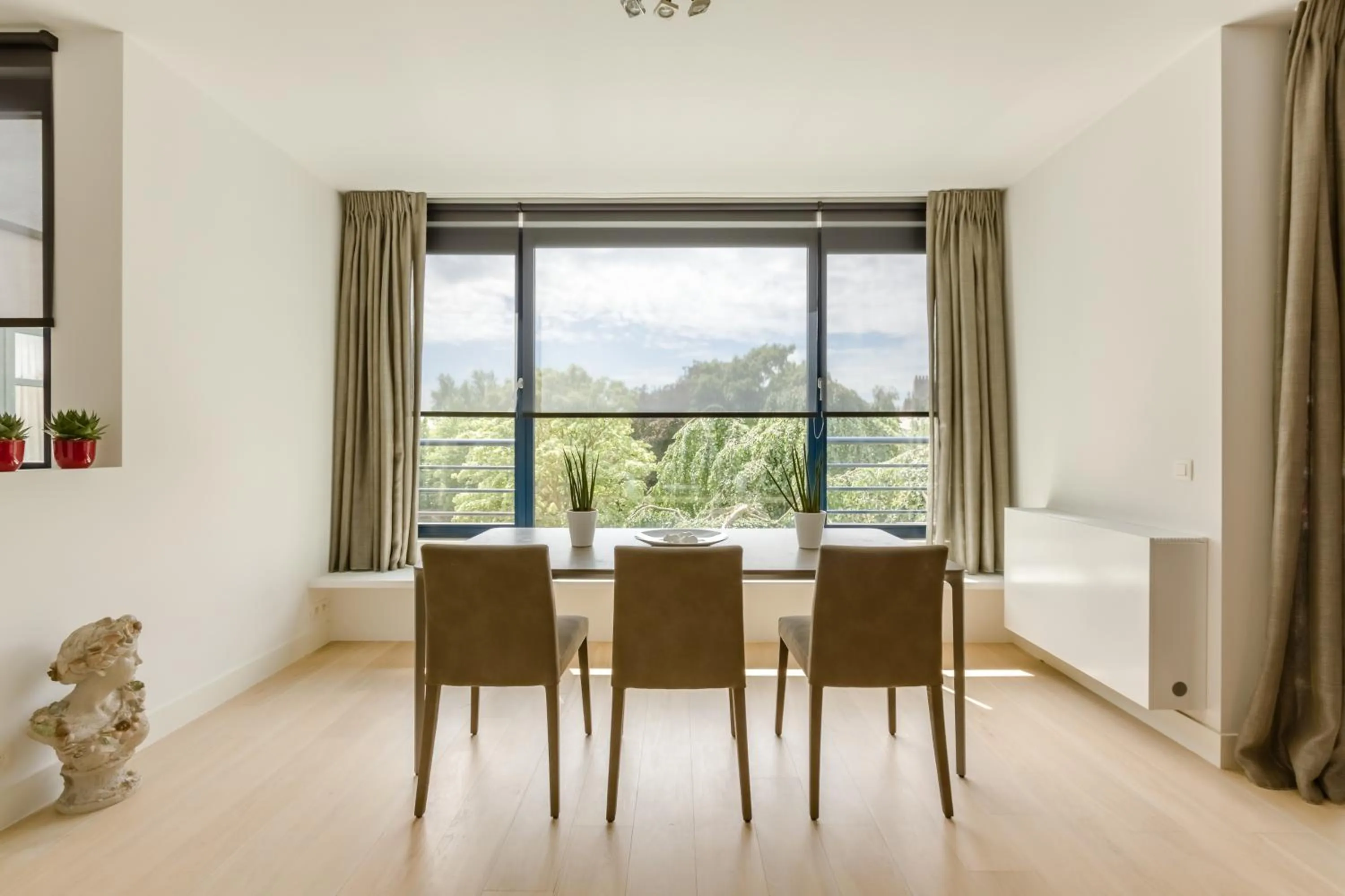 Dining area in The Livorno