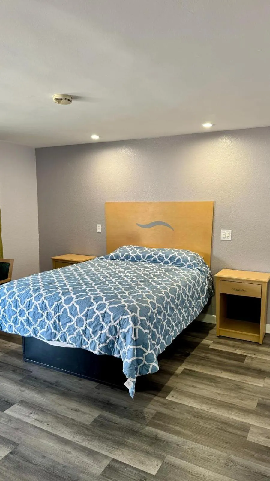 Bed in Chisholm's Motor Inn