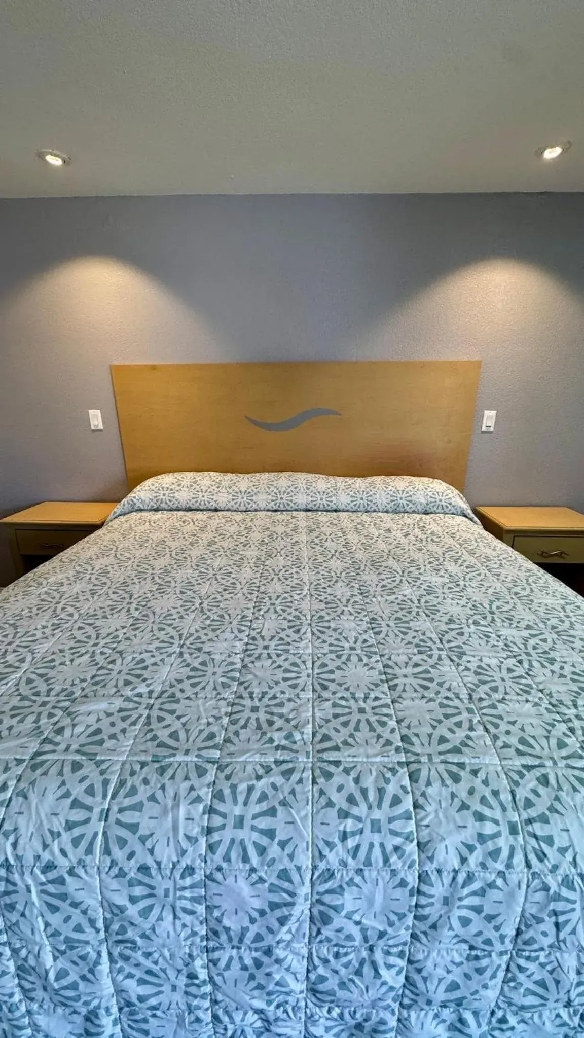 Deluxe King Room - single occupancy - Non-Smoking in Chisholm's Motor Inn Deluxe King Room - single occupancy - Non-Smoking in Chisholm's Motor Inn