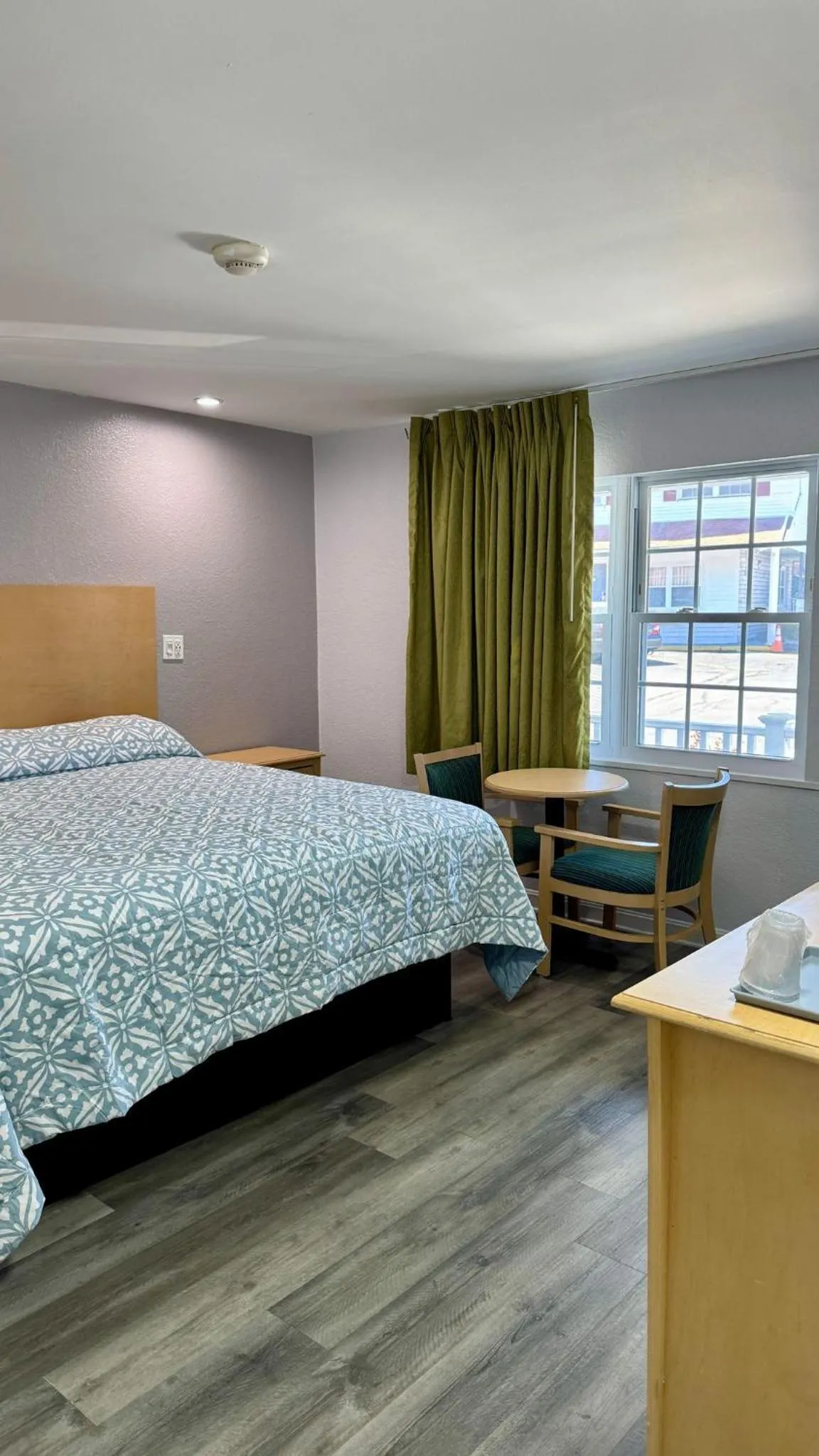 Photo of the whole room, Bed in Chisholm's Motor Inn