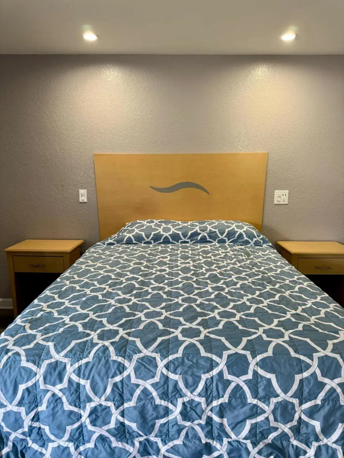 Deluxe Queen Room - single occupancy - Non-Smoking in Chisholm's Motor Inn Deluxe Queen Room - single occupancy - Non-Smoking in Chisholm's Motor Inn