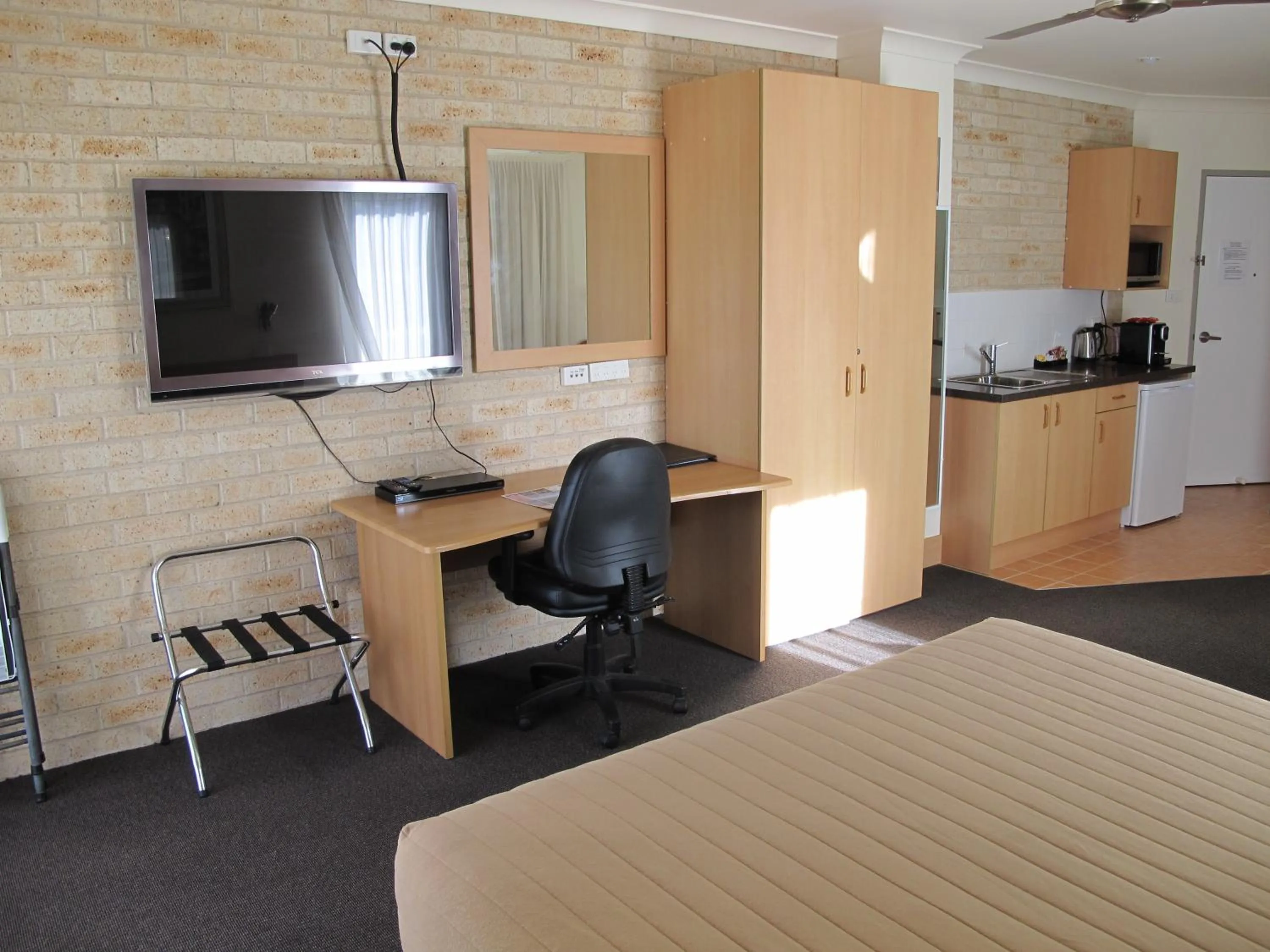 Photo of the whole room, Bed in Aston Hill Motor Lodge