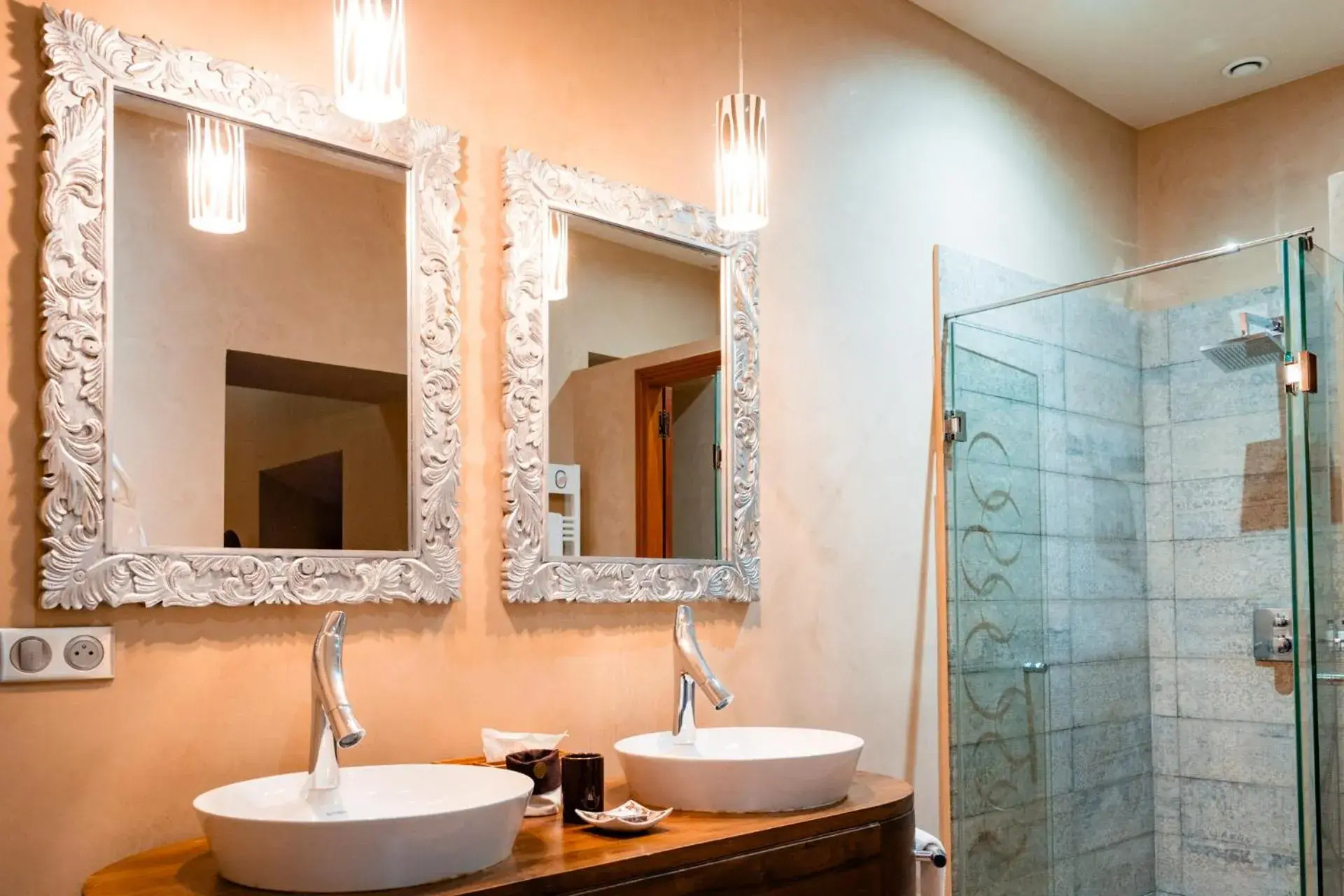 Shower in Ysalis Riad Restaurant & Spa Shower in Ysalis Riad Restaurant & Spa