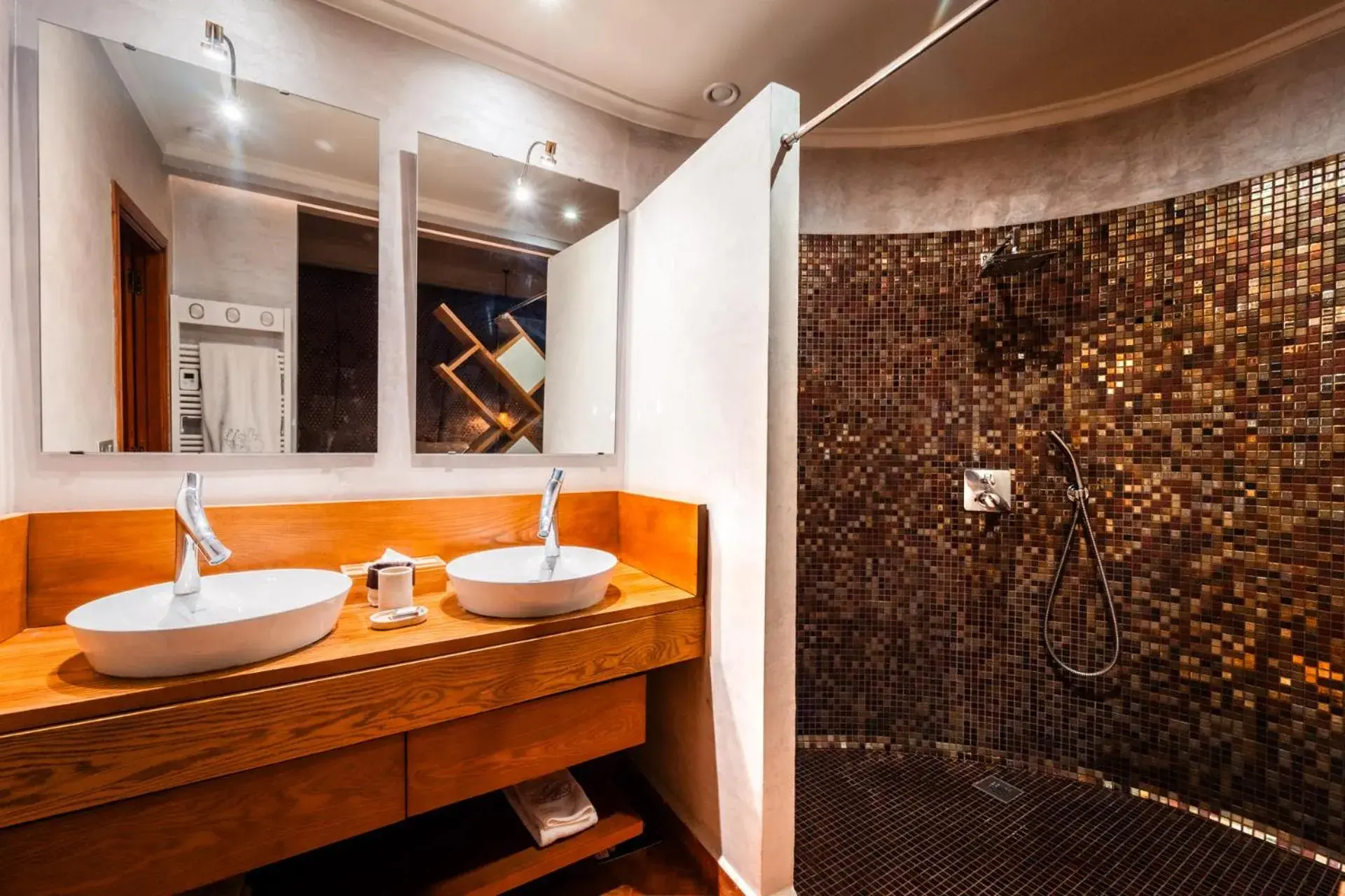 Shower in Ysalis Riad Restaurant & Spa Shower in Ysalis Riad Restaurant & Spa